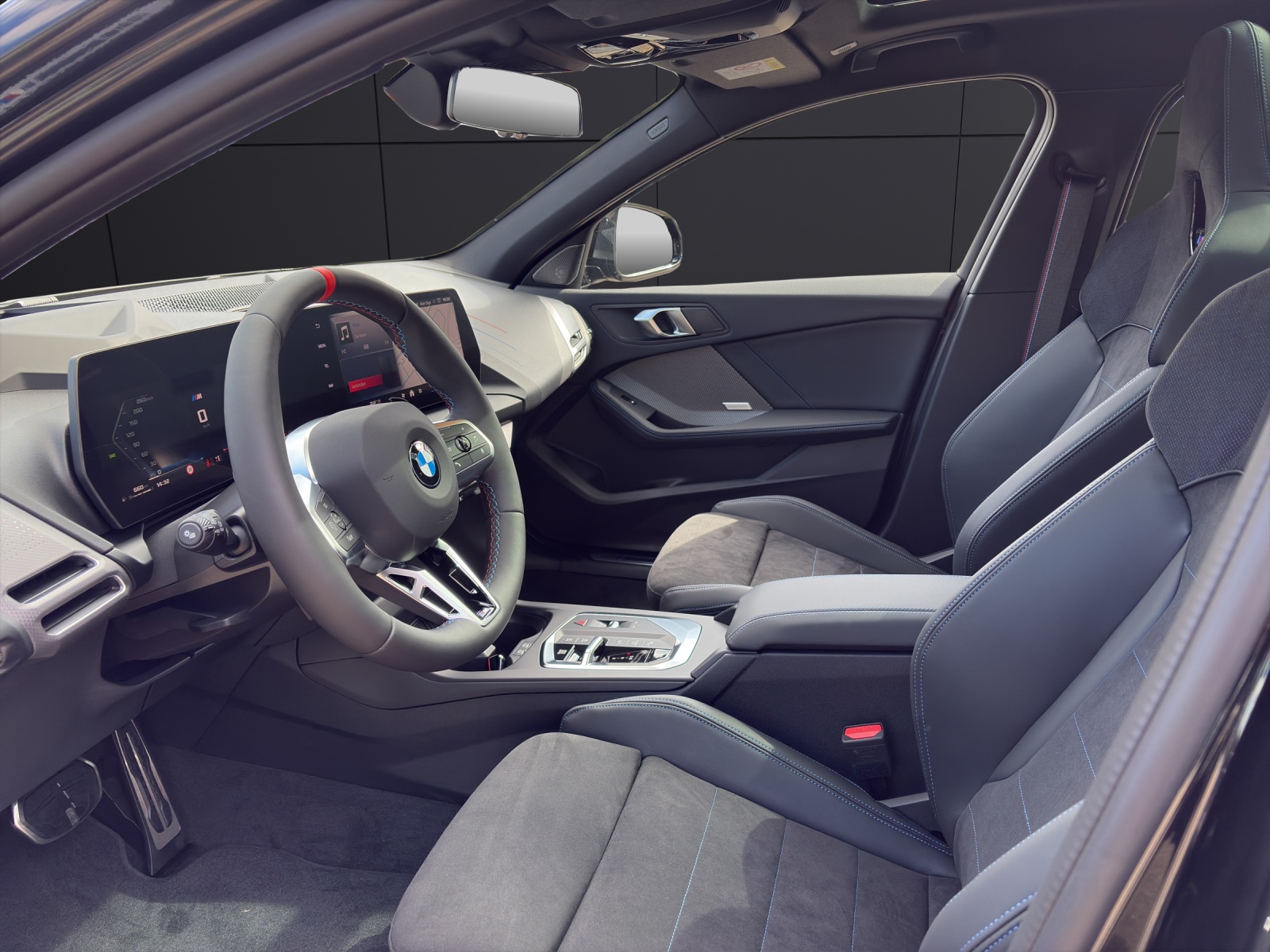 BMW M135i xDrive-showroom-element-1