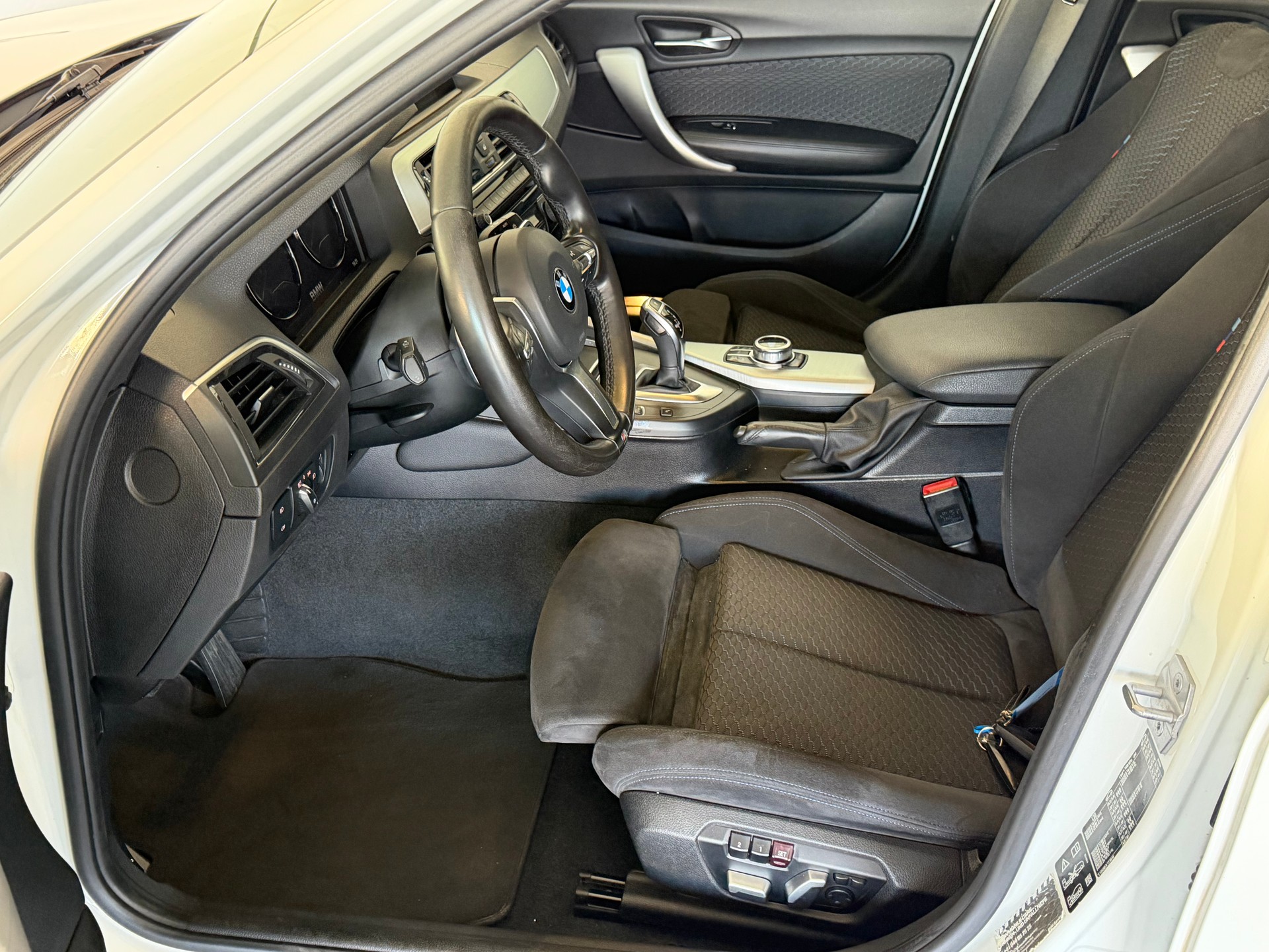 BMW 120d xDrive M Sport Steptronic-image-9