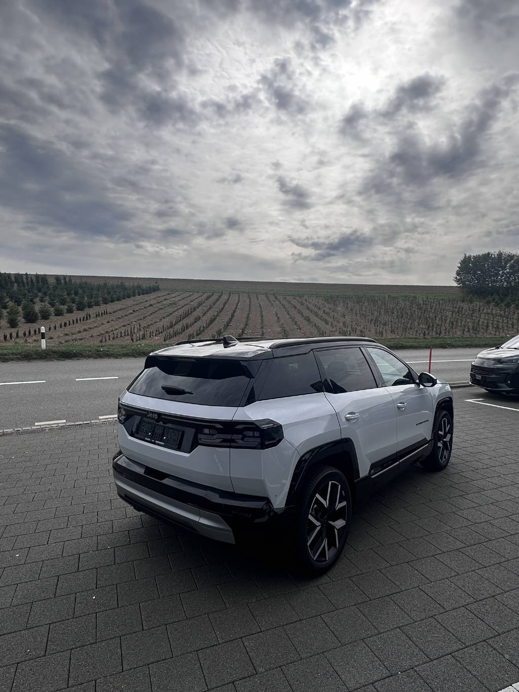 JEEP Compass First Edition-showroom-element-2