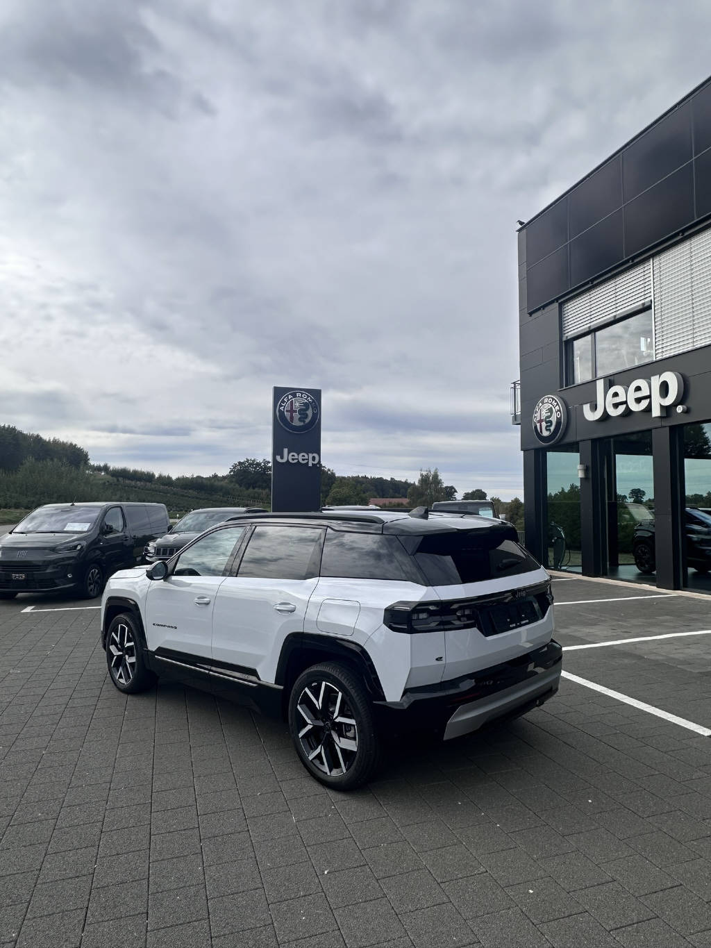 JEEP Compass First Edition-showroom-element-1