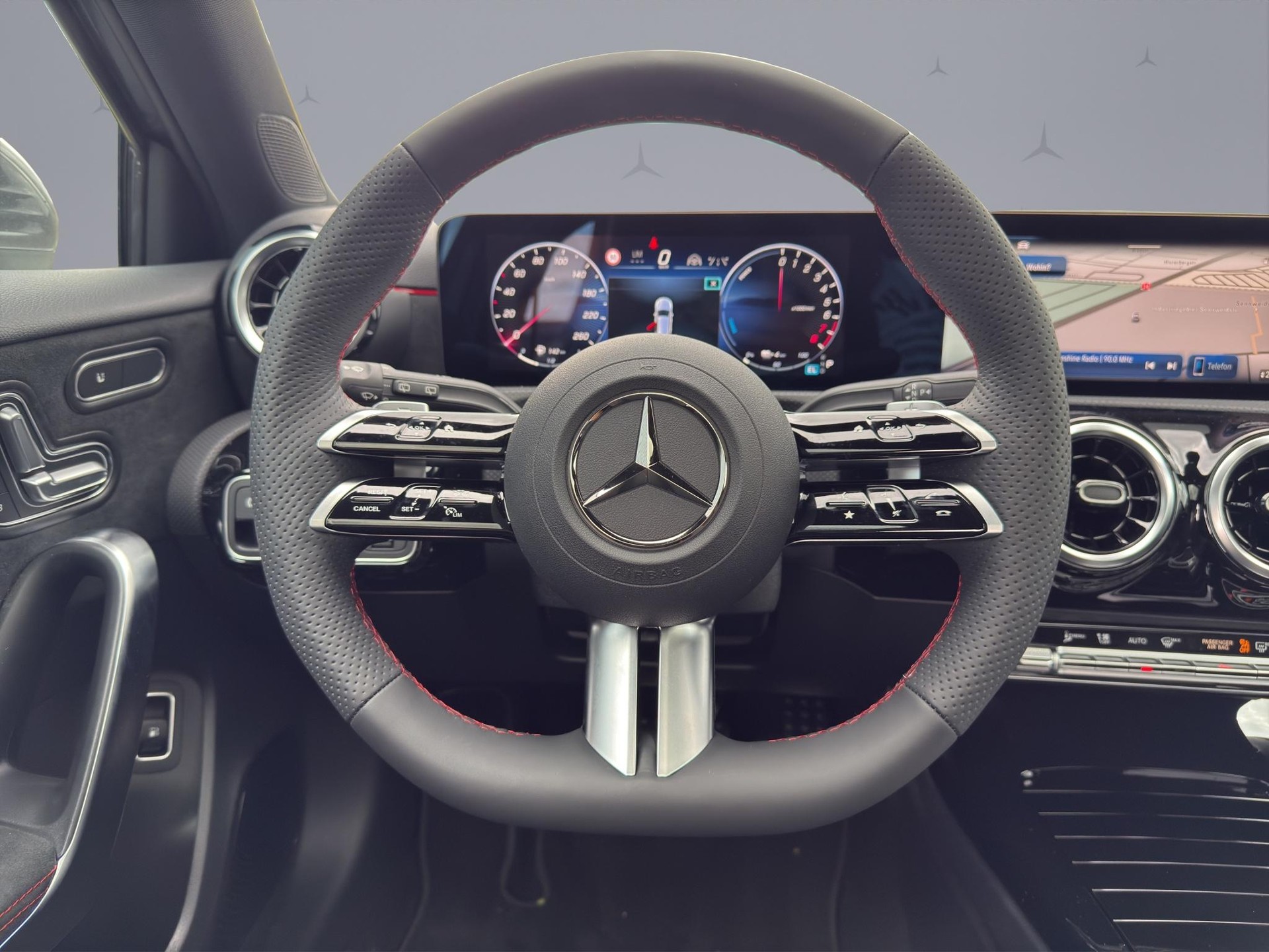 MERCEDES-BENZ A 250 e-image-11