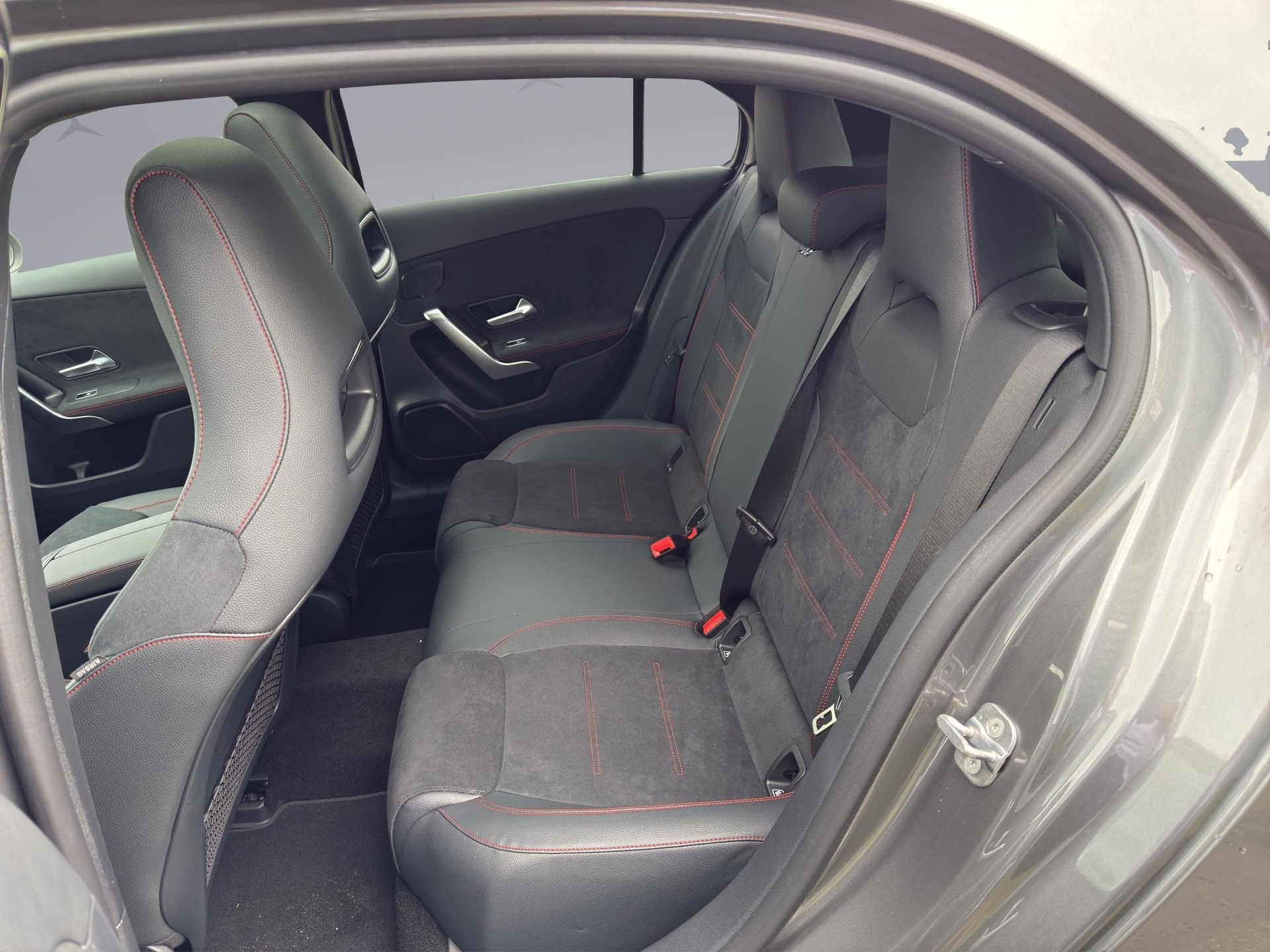 MERCEDES-BENZ A 250 e-image-12