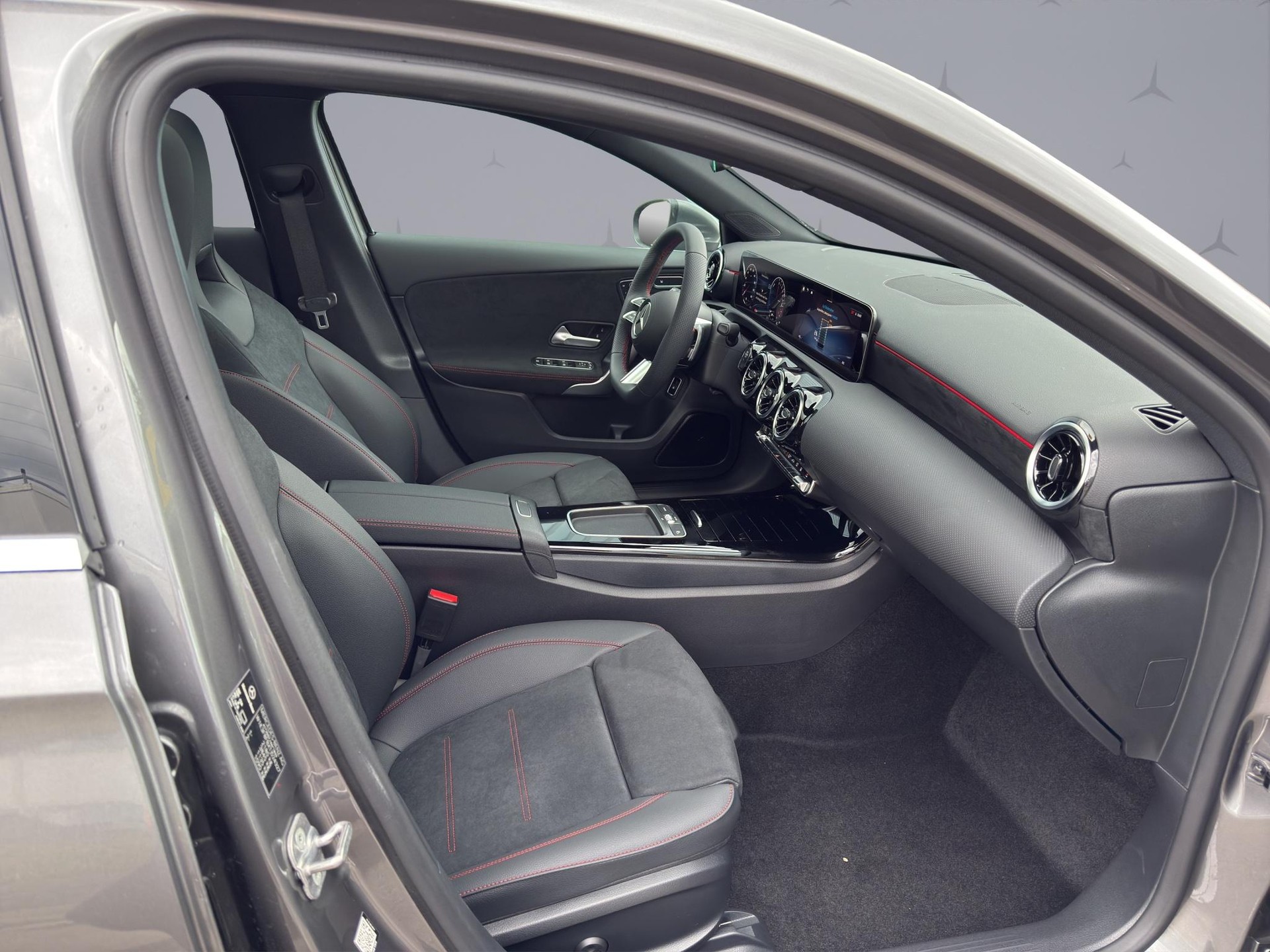 MERCEDES-BENZ A 250 e-image-15