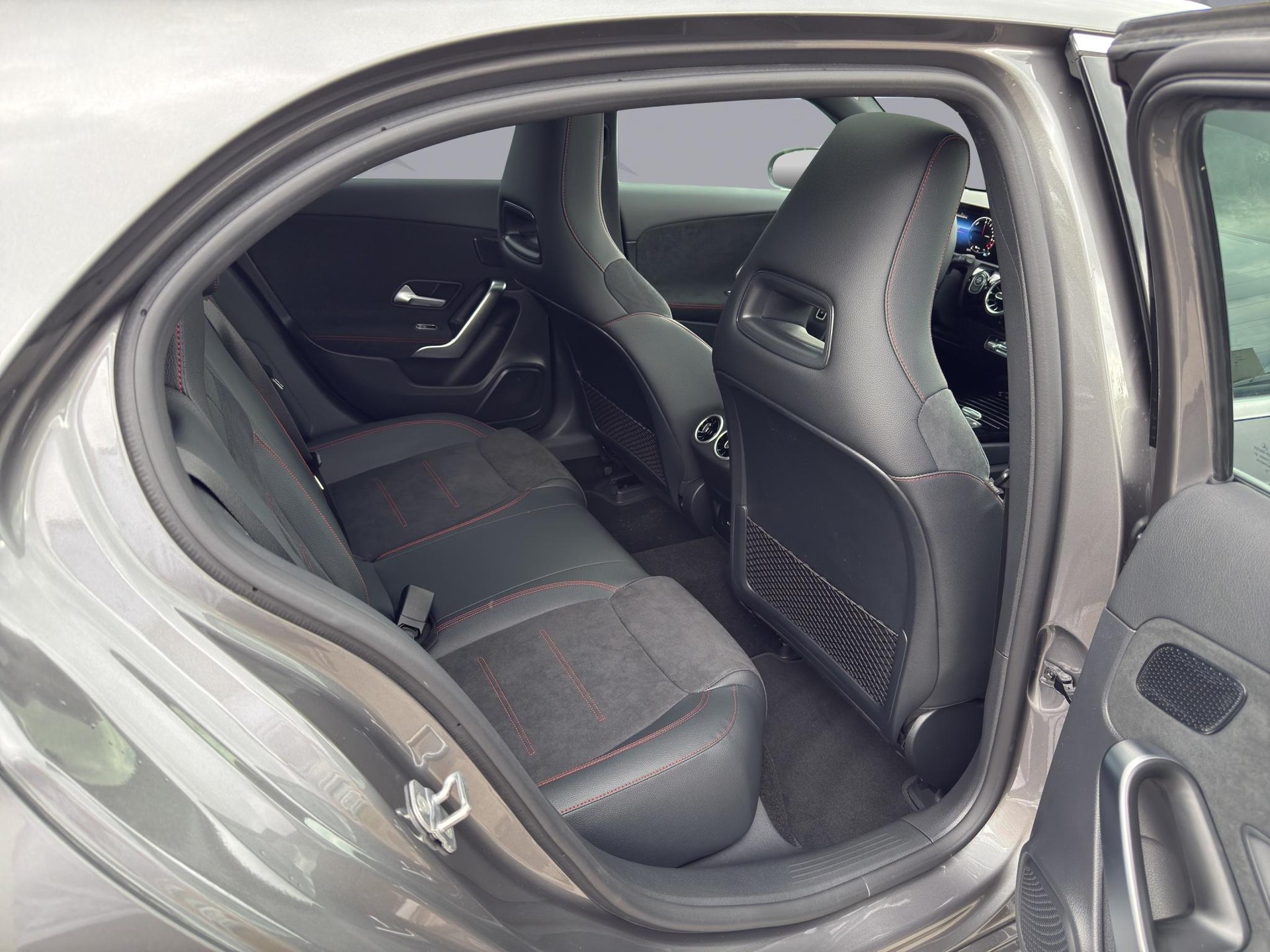 MERCEDES-BENZ A 250 e-image-18