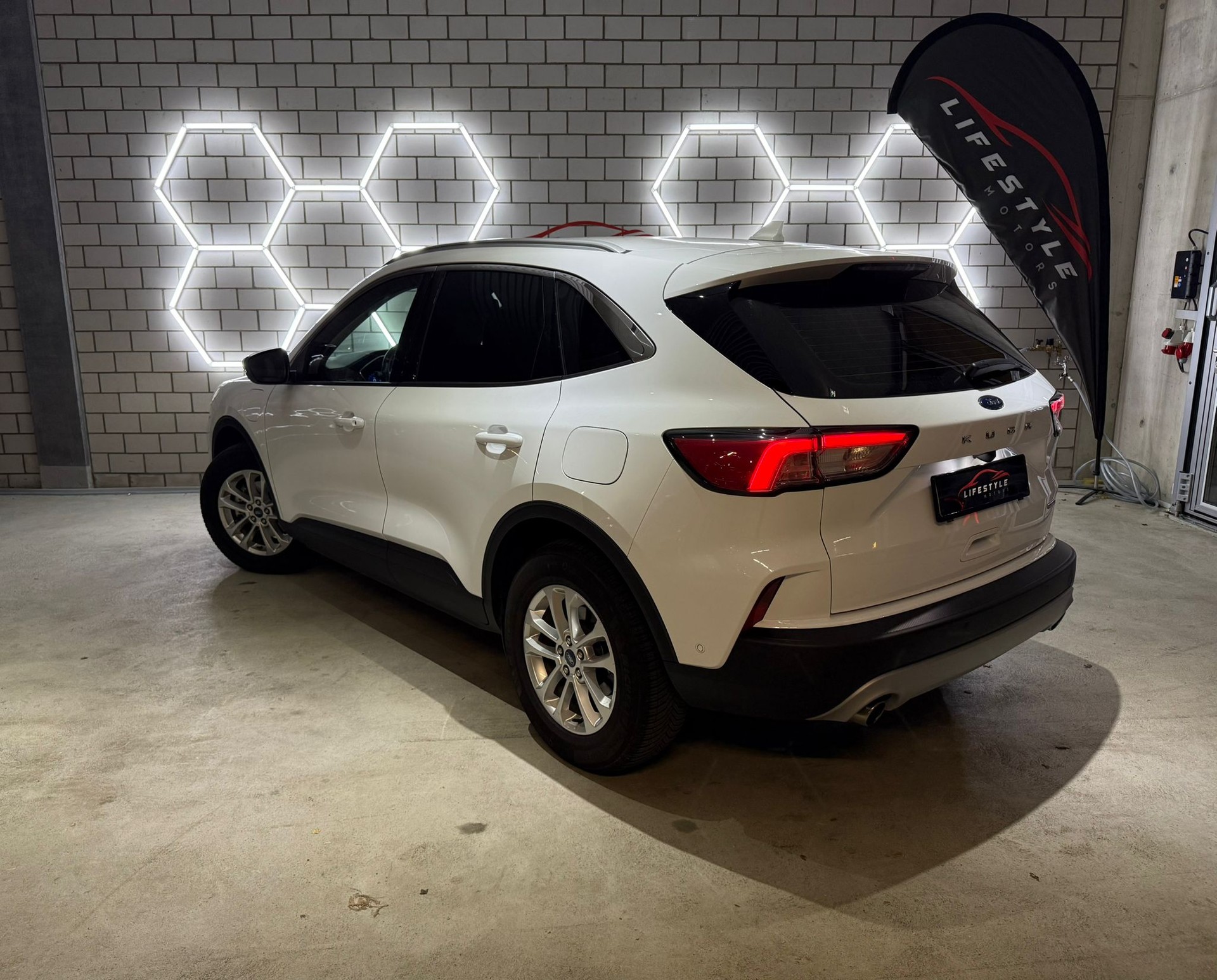 FORD Kuga 2.5 PHEV Titanium 2WD-image-2