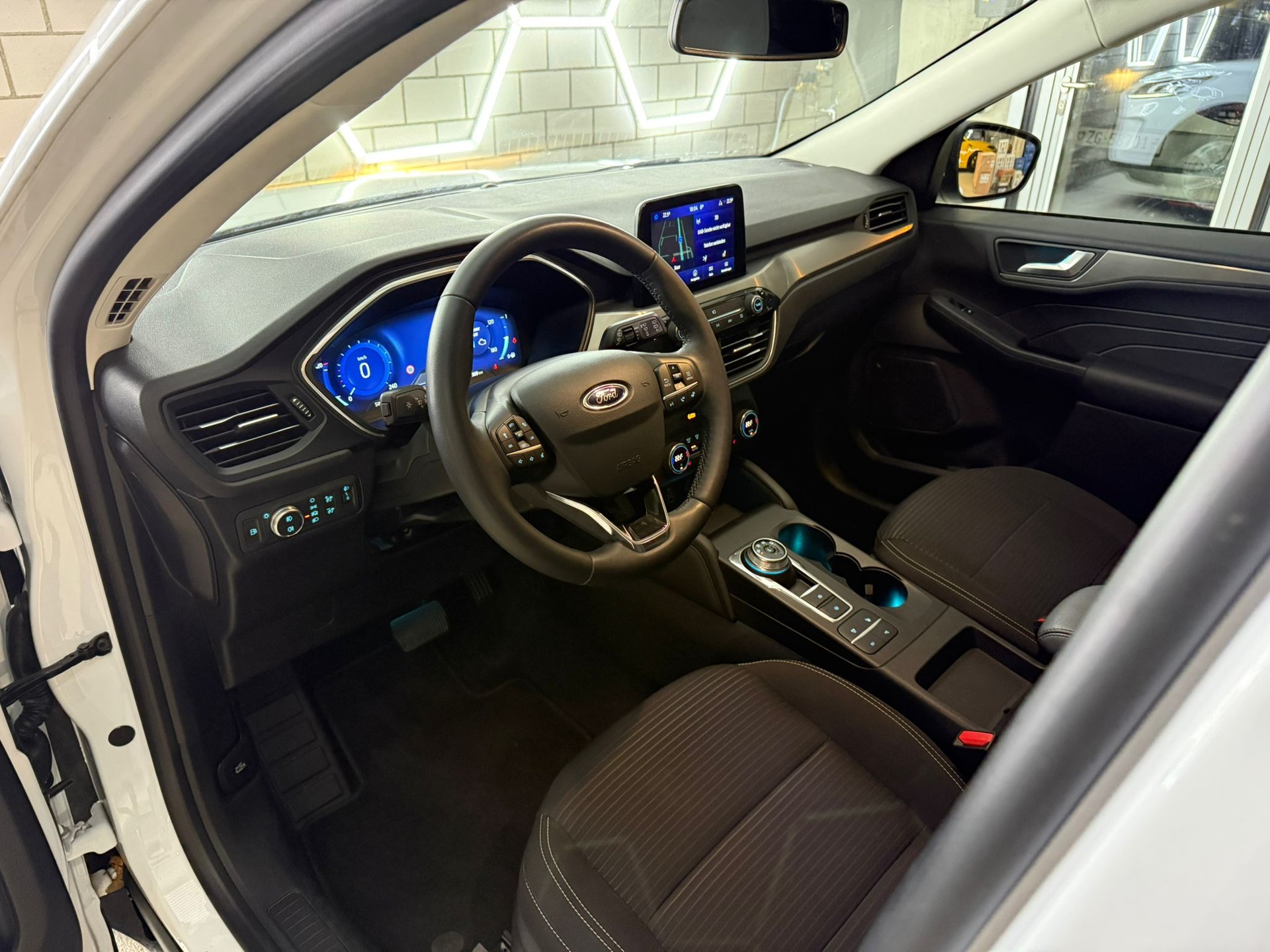 FORD Kuga 2.5 PHEV Titanium 2WD-image-6