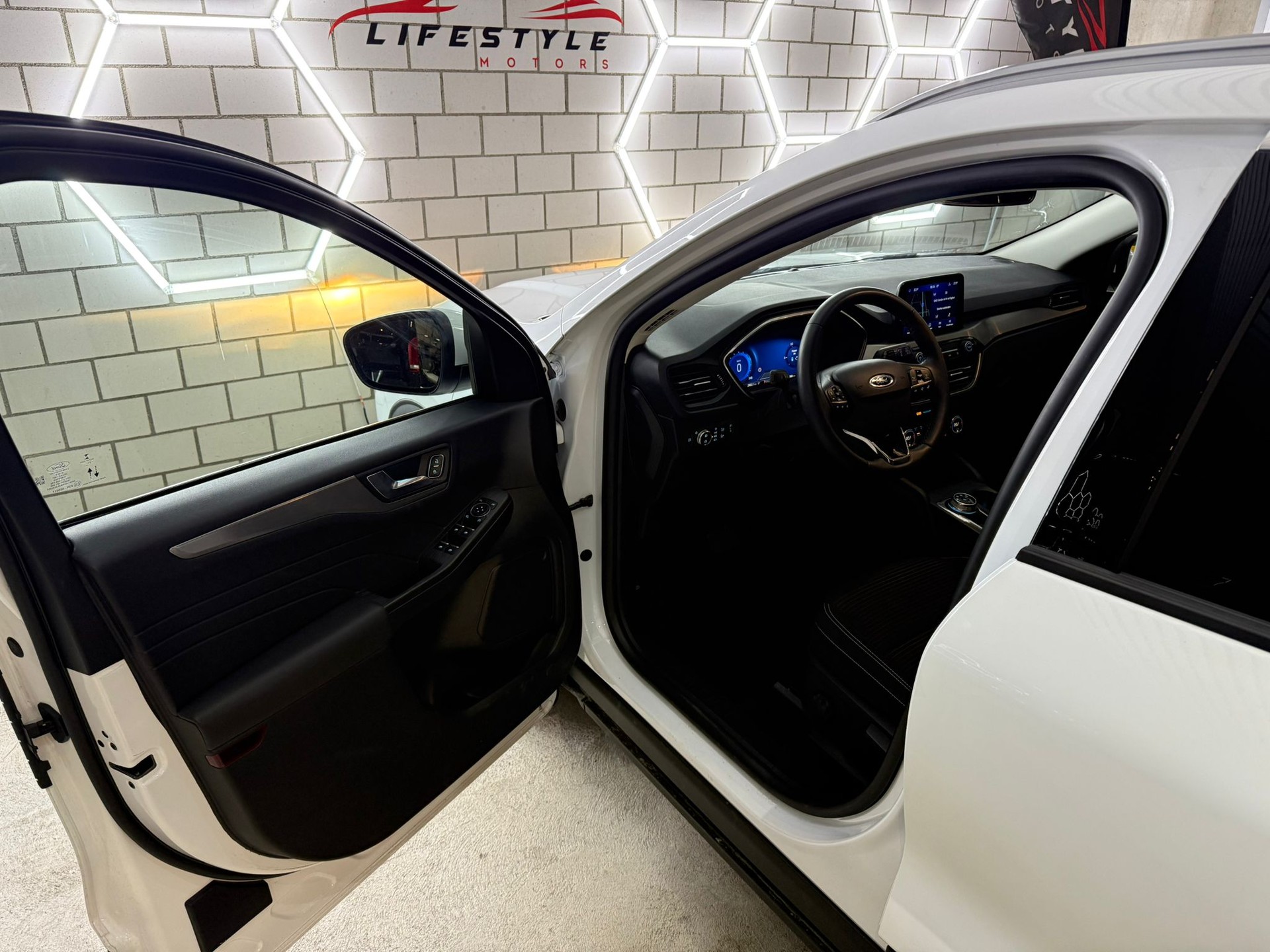 FORD Kuga 2.5 PHEV Titanium 2WD-image-4