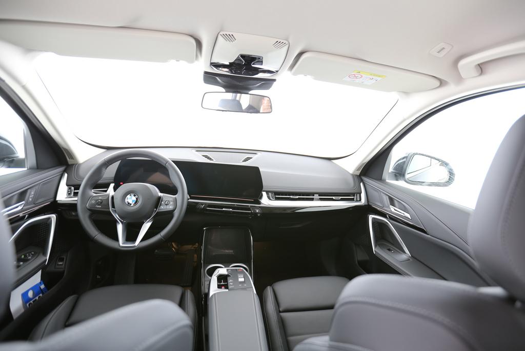 BMW X1 23i xDrive-showroom-element-2