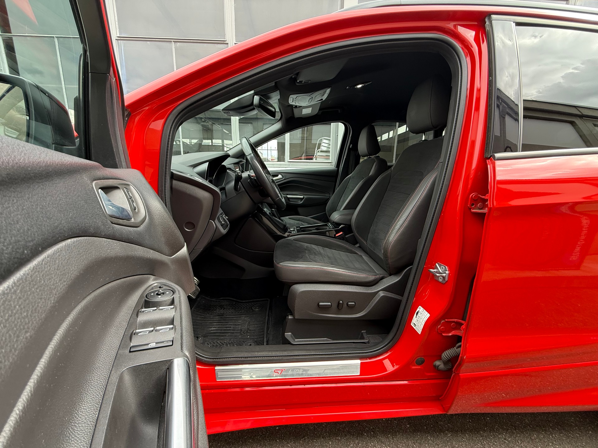 FORD Kuga 2.0 TDCi ST Line High 4WD PowerShift *CH Fahrzeug *Frisch ab MFK *8 Fach bereift *AHK 2'100 Kg *Isofix *Abstandr.-image-7