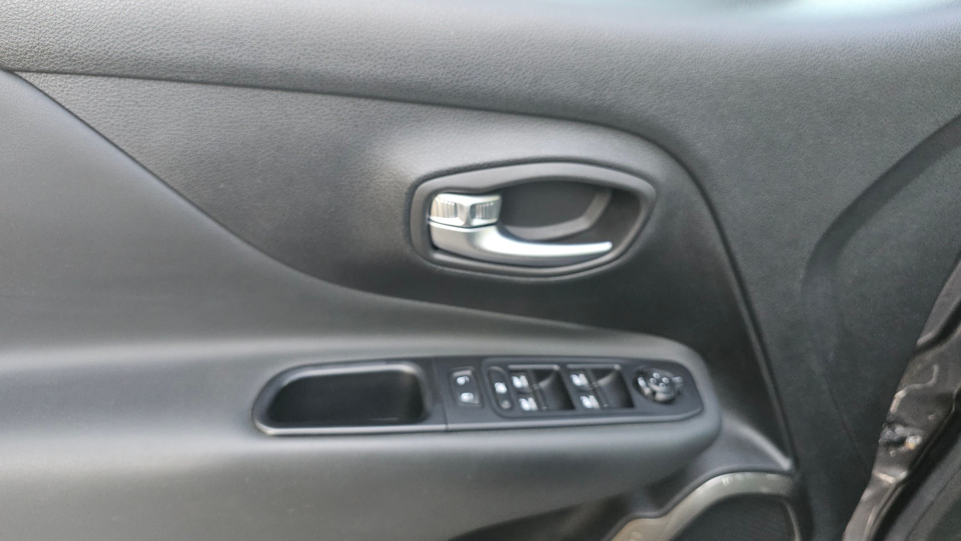 JEEP FREEDOM EDITION AWD-image-13