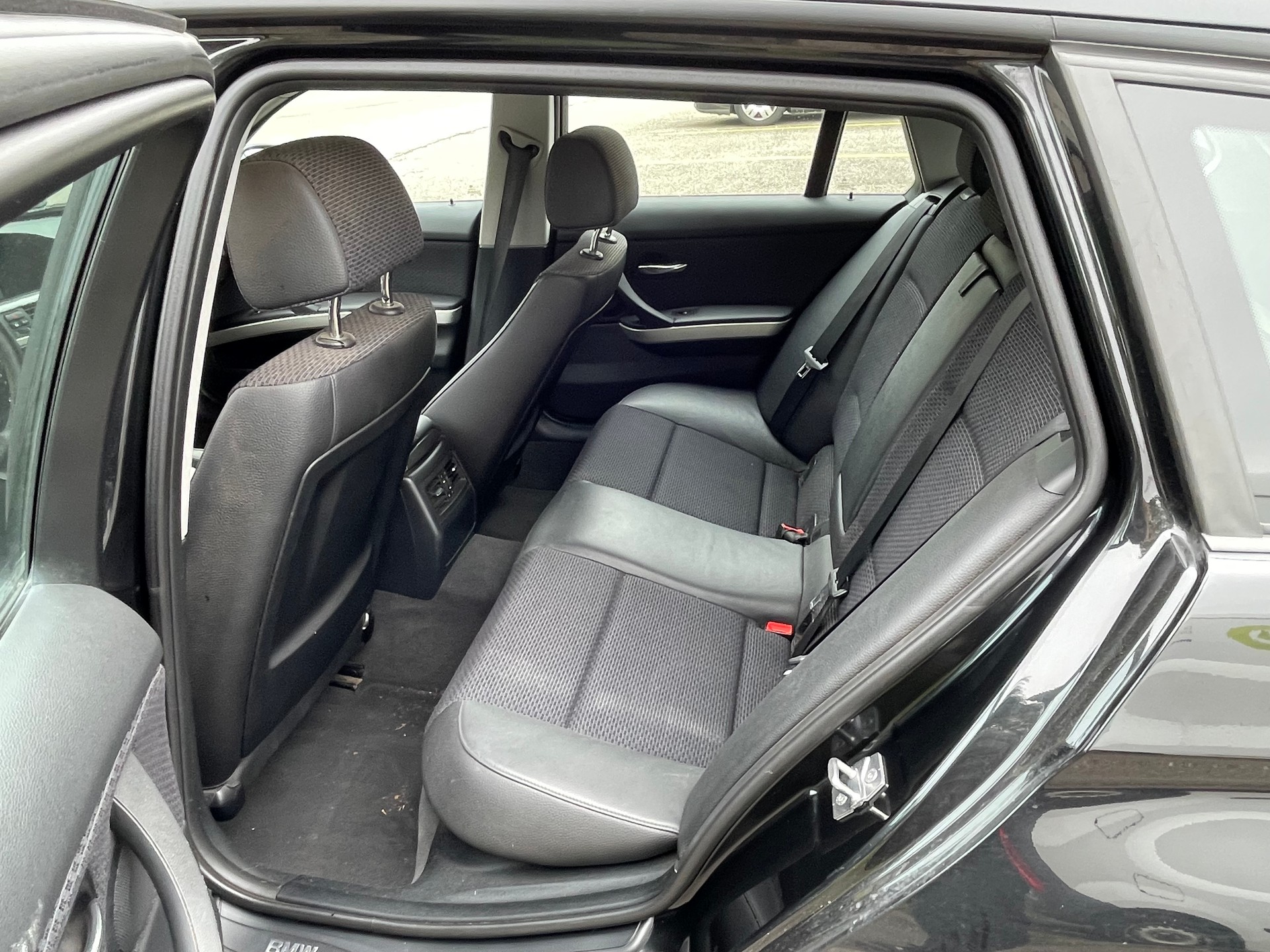 BMW 320i Touring Dynamic Edition-image-7