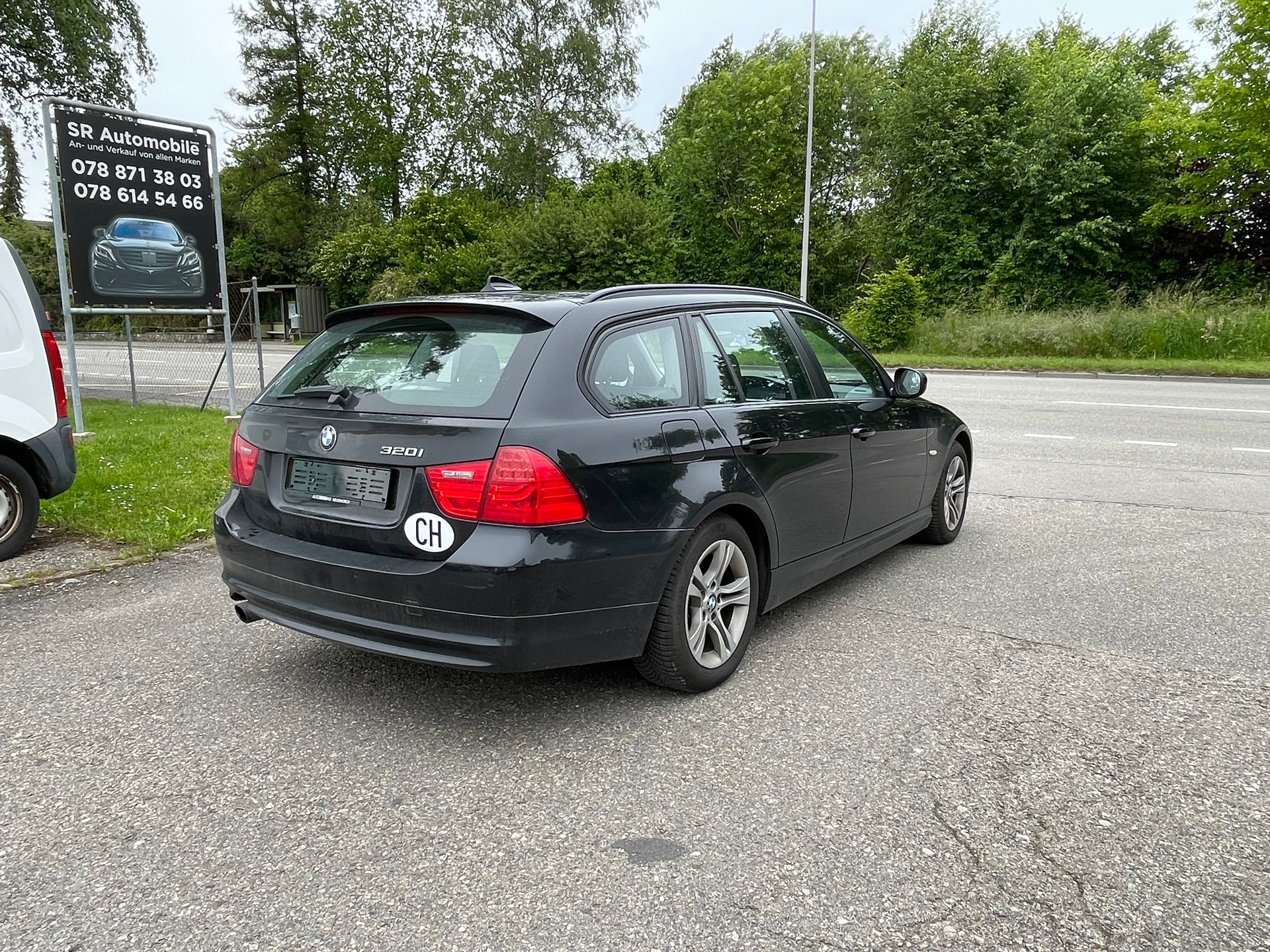 BMW 320i Touring Dynamic Edition-image-3
