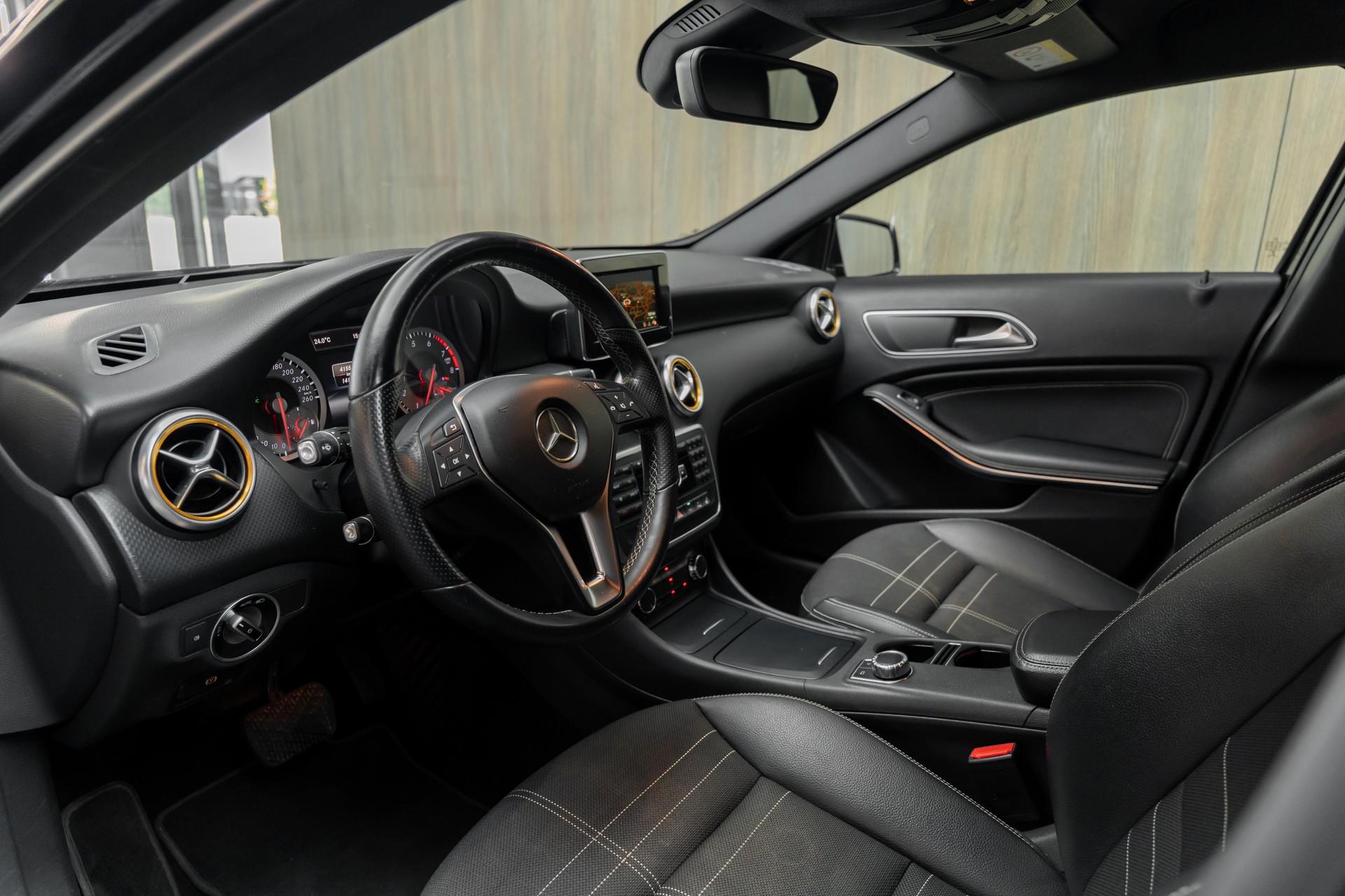 MERCEDES-BENZ A 180 Urban 7G-DCT-showroom-element-3