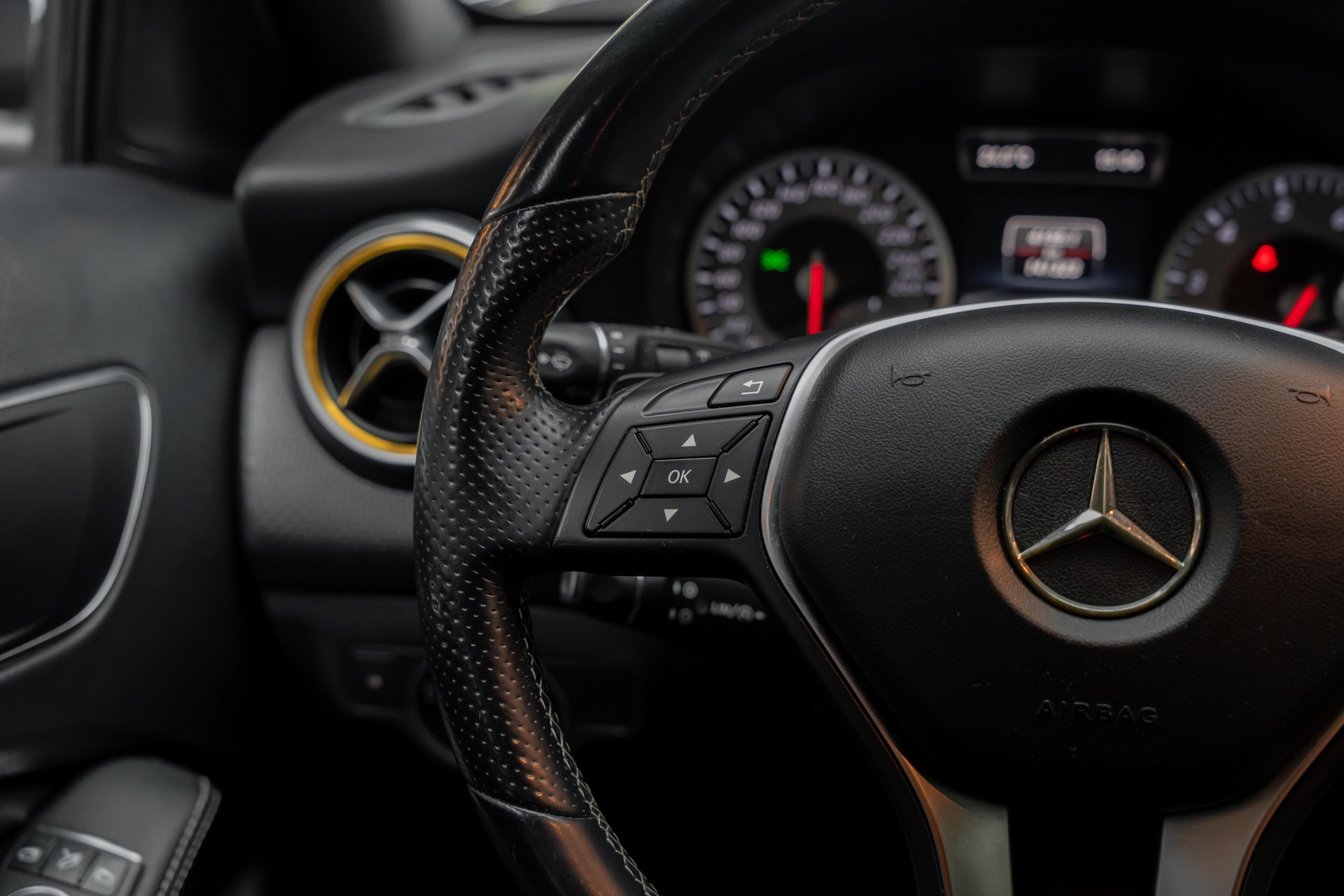 MERCEDES-BENZ A 180 Urban 7G-DCT-image-16