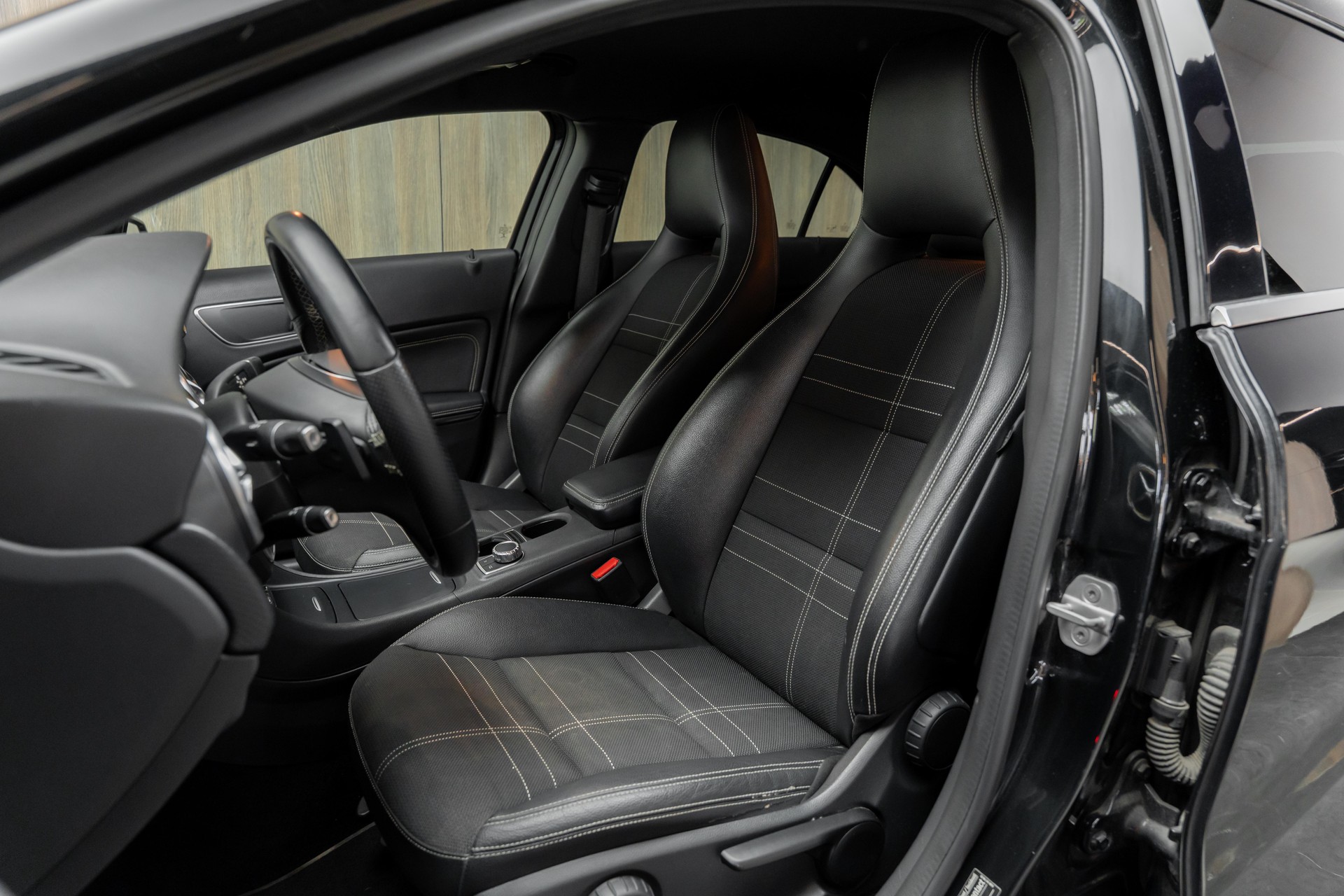 MERCEDES-BENZ A 180 Urban 7G-DCT-image-5