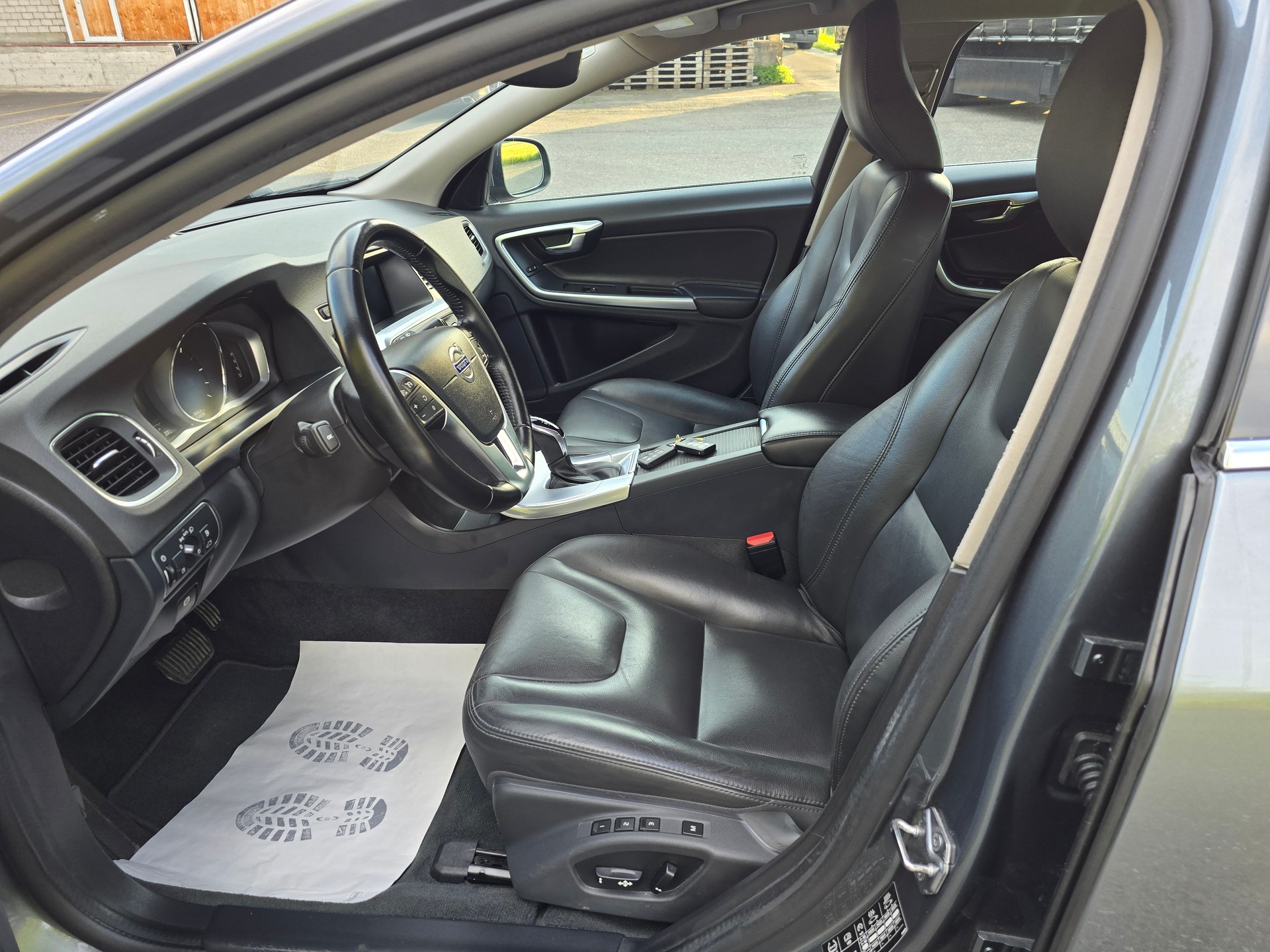 VOLVO V60 D4 AWD Momentum Geartronic-image-9