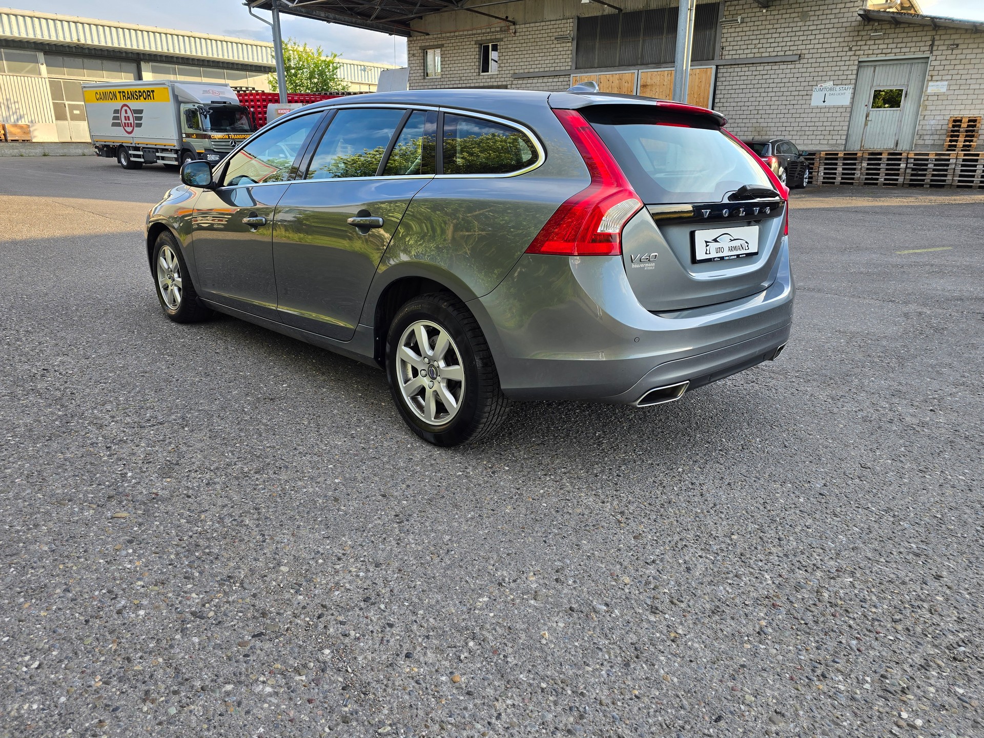 VOLVO V60 D4 AWD Momentum Geartronic-image-5