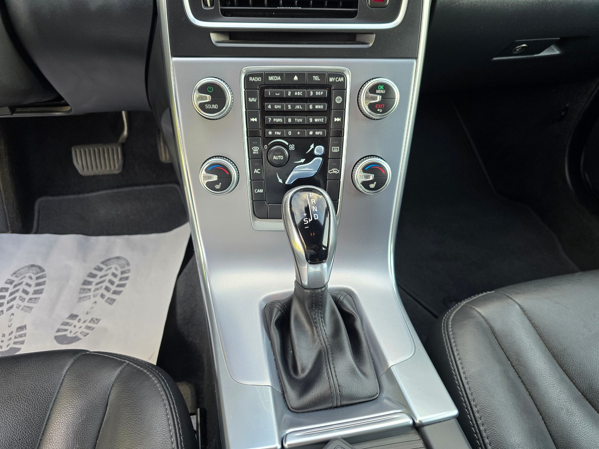 VOLVO V60 D4 AWD Momentum Geartronic-image-17