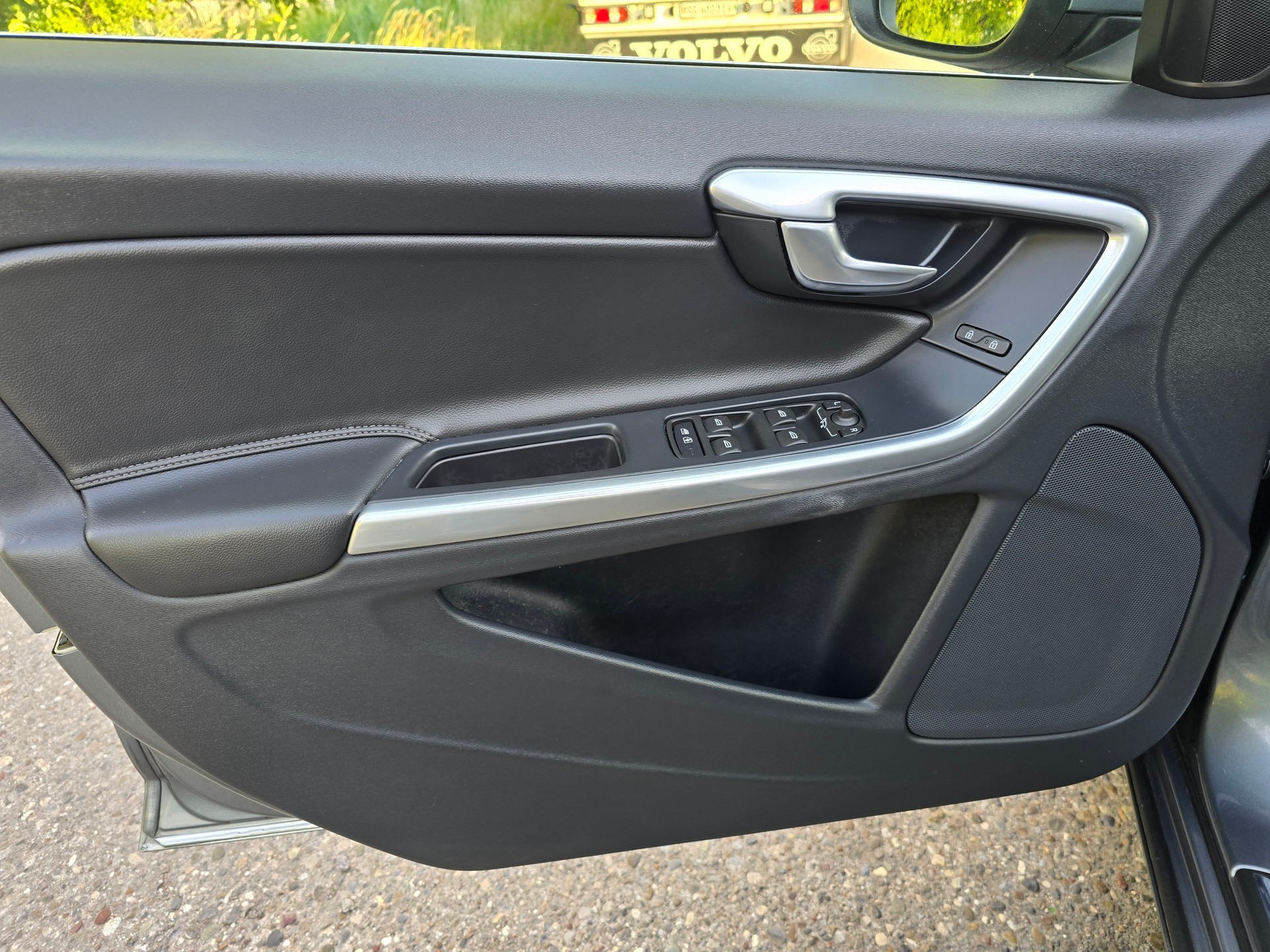 VOLVO V60 D4 AWD Momentum Geartronic-image-12