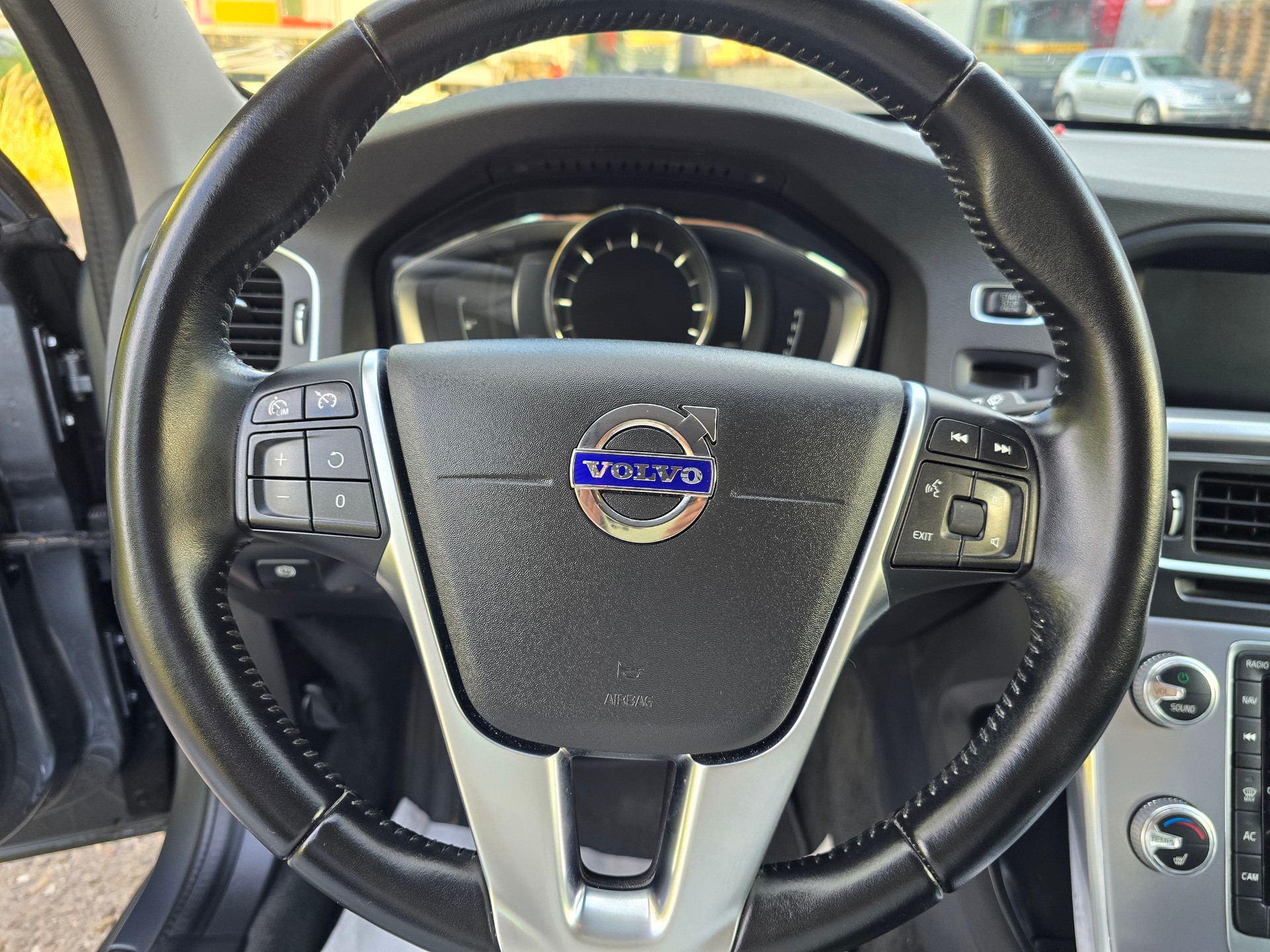 VOLVO V60 D4 AWD Momentum Geartronic-image-16