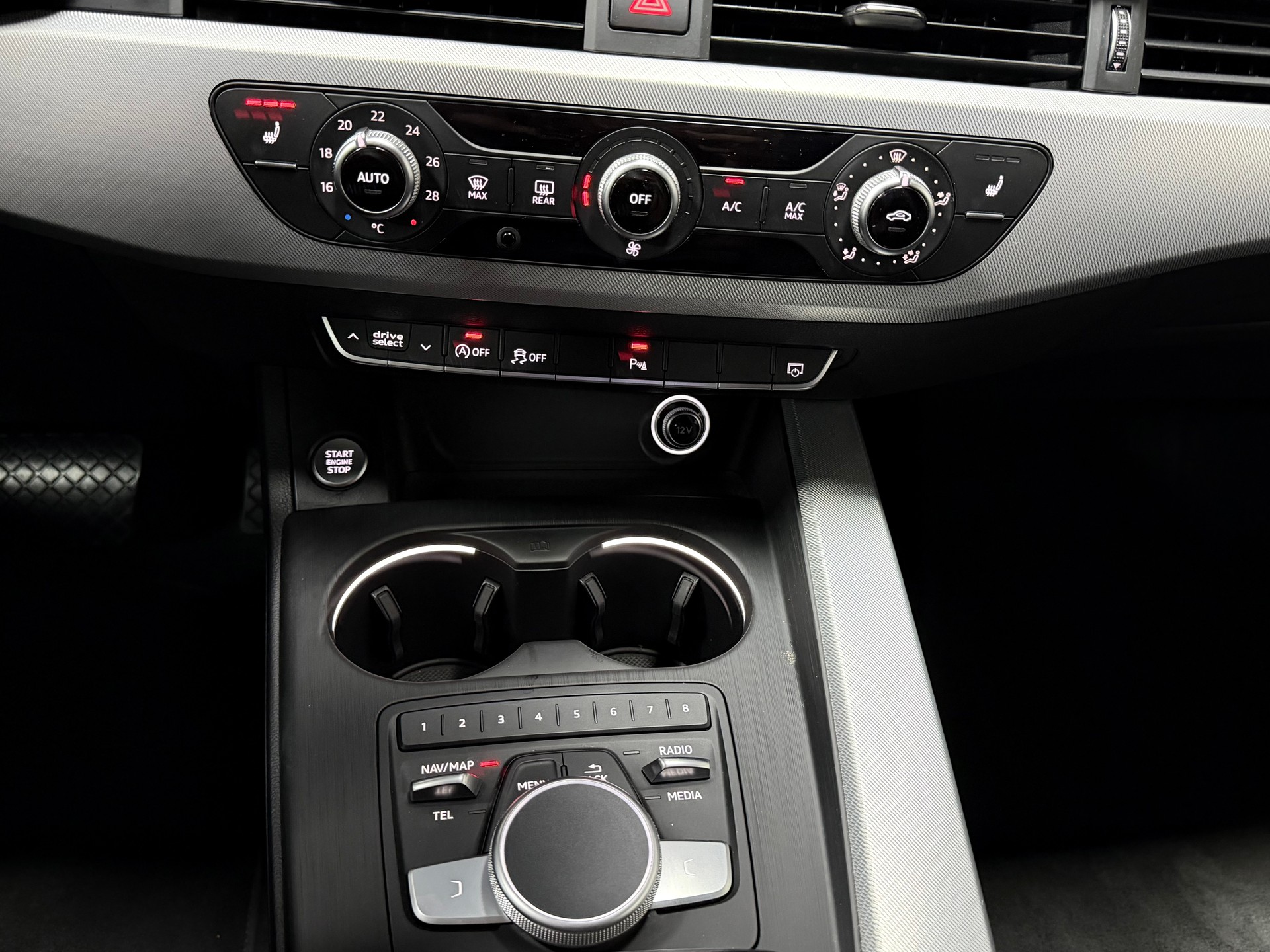 AUDI A4 Limousine 2.0 TFSI Sport S-tronic-image-16