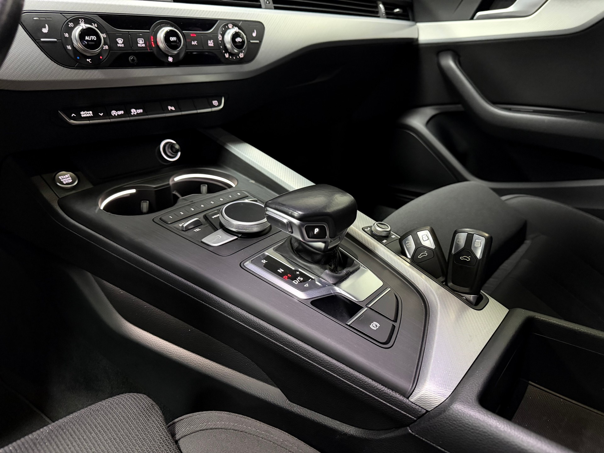 AUDI A4 Limousine 2.0 TFSI Sport S-tronic-image-15