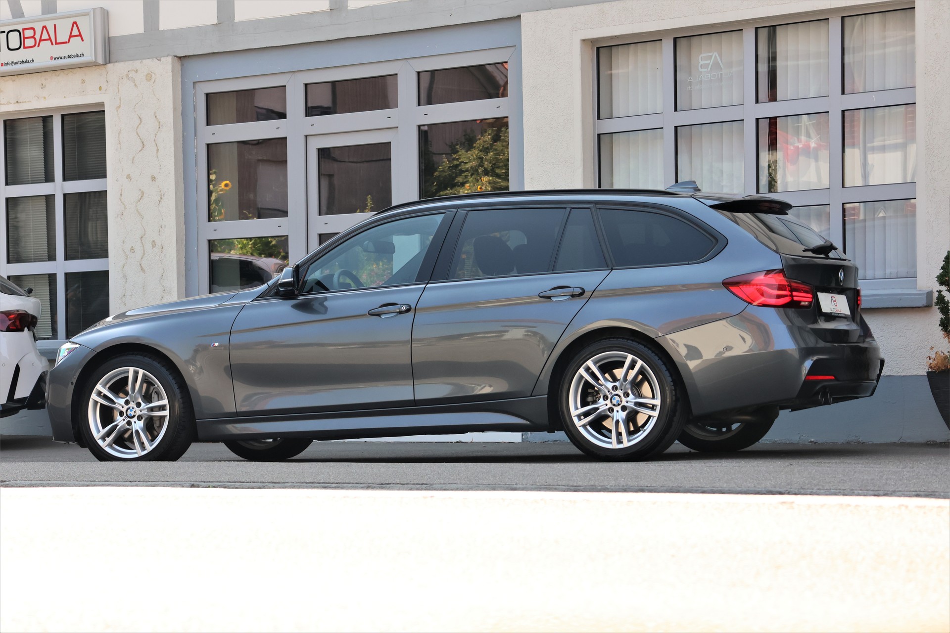 BMW 335d xDrive Touring Edition M Sport Steptronic (CH)-showroom-element-3