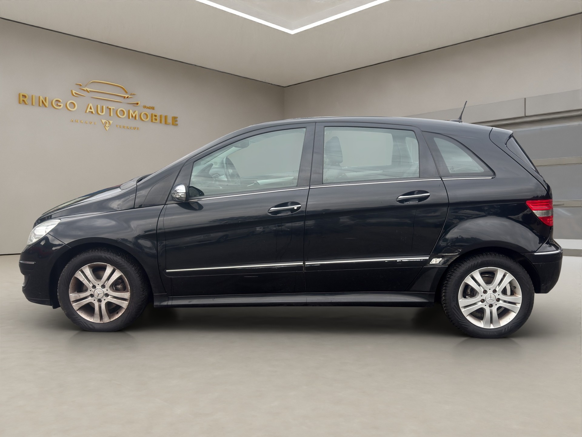 MERCEDES-BENZ B 200-showroom-element-3