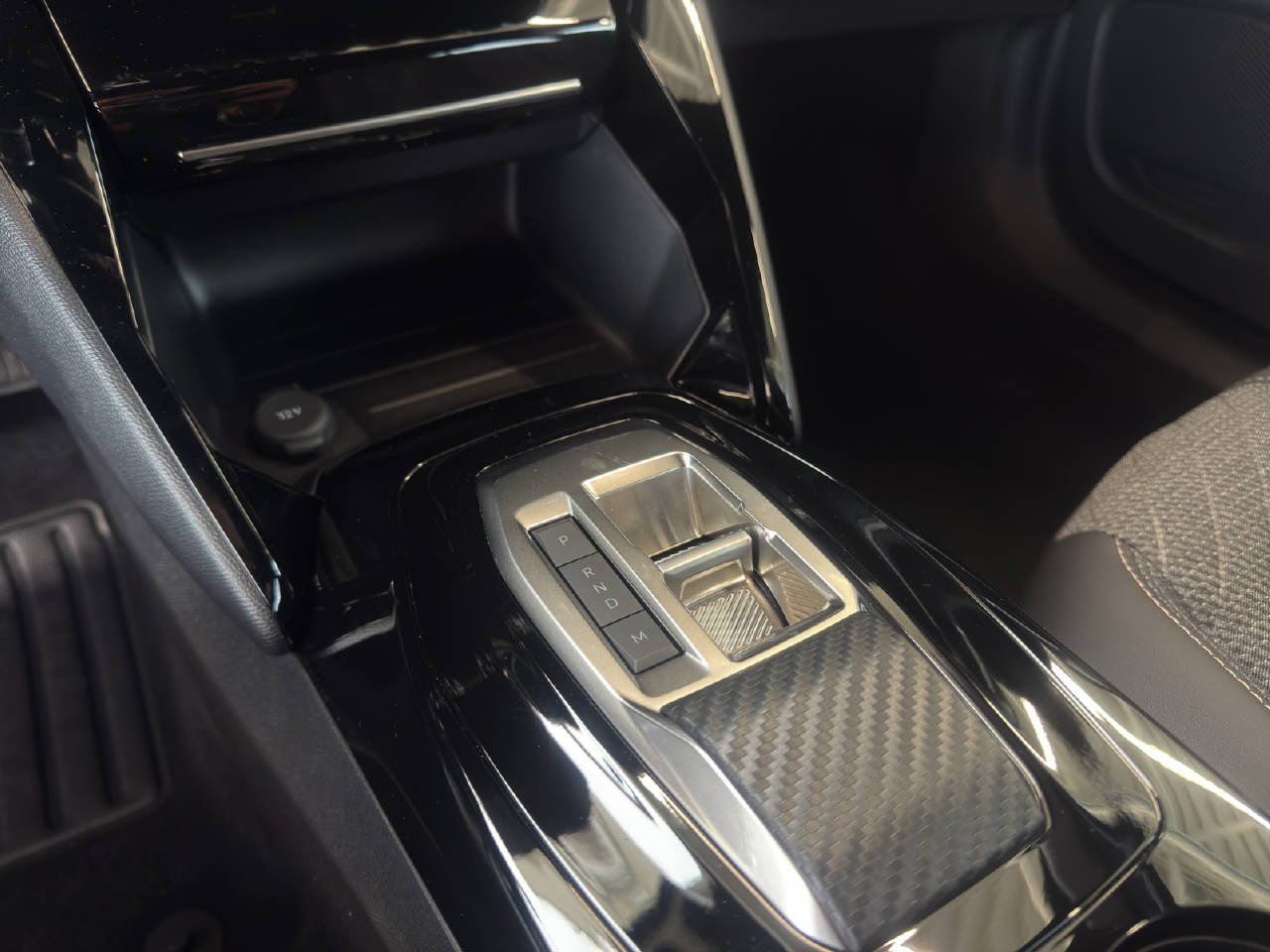 PEUGEOT 2008 1.2 Hybrid 145 PS Allure Premium-image-16