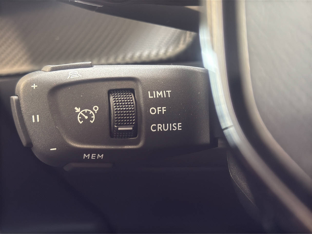 PEUGEOT 2008 1.2 Hybrid 145 PS Allure Premium-image-9