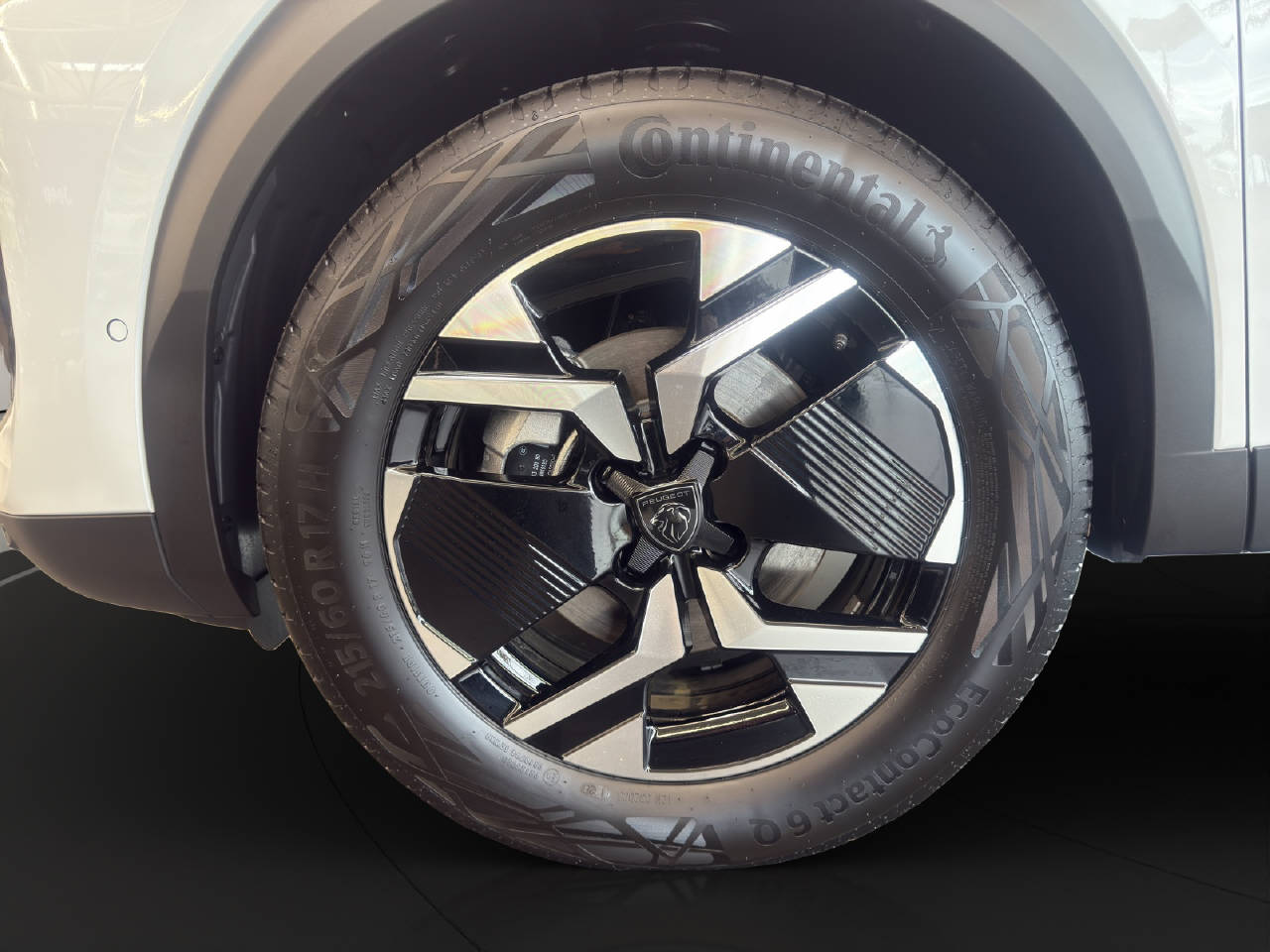 PEUGEOT 2008 1.2 Hybrid 145 PS Allure Premium-showroom-element-3