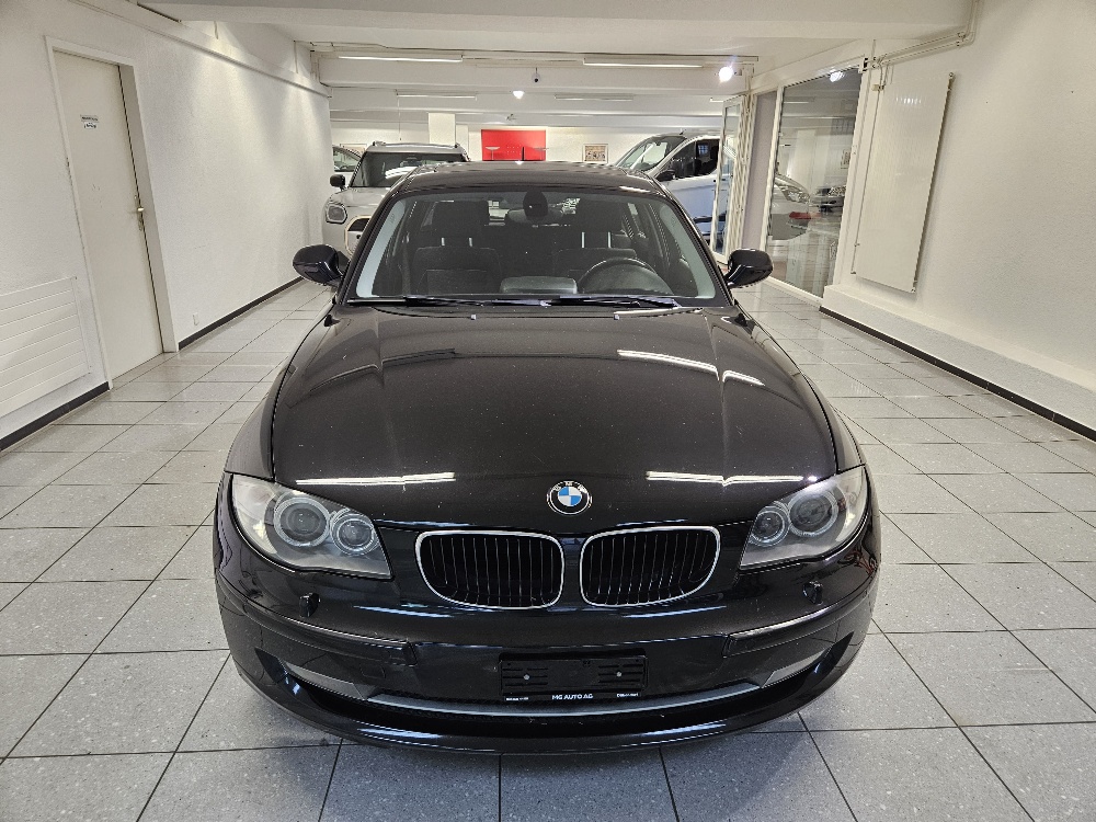 BMW 120i-showroom-element-1