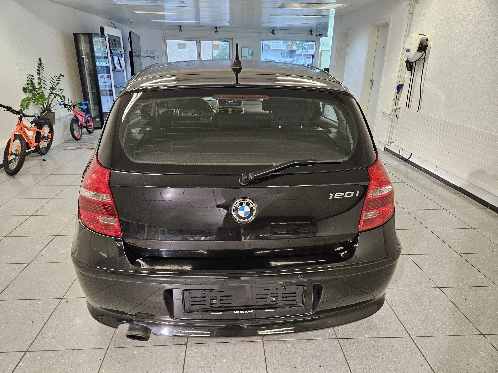 BMW 120i-image-5