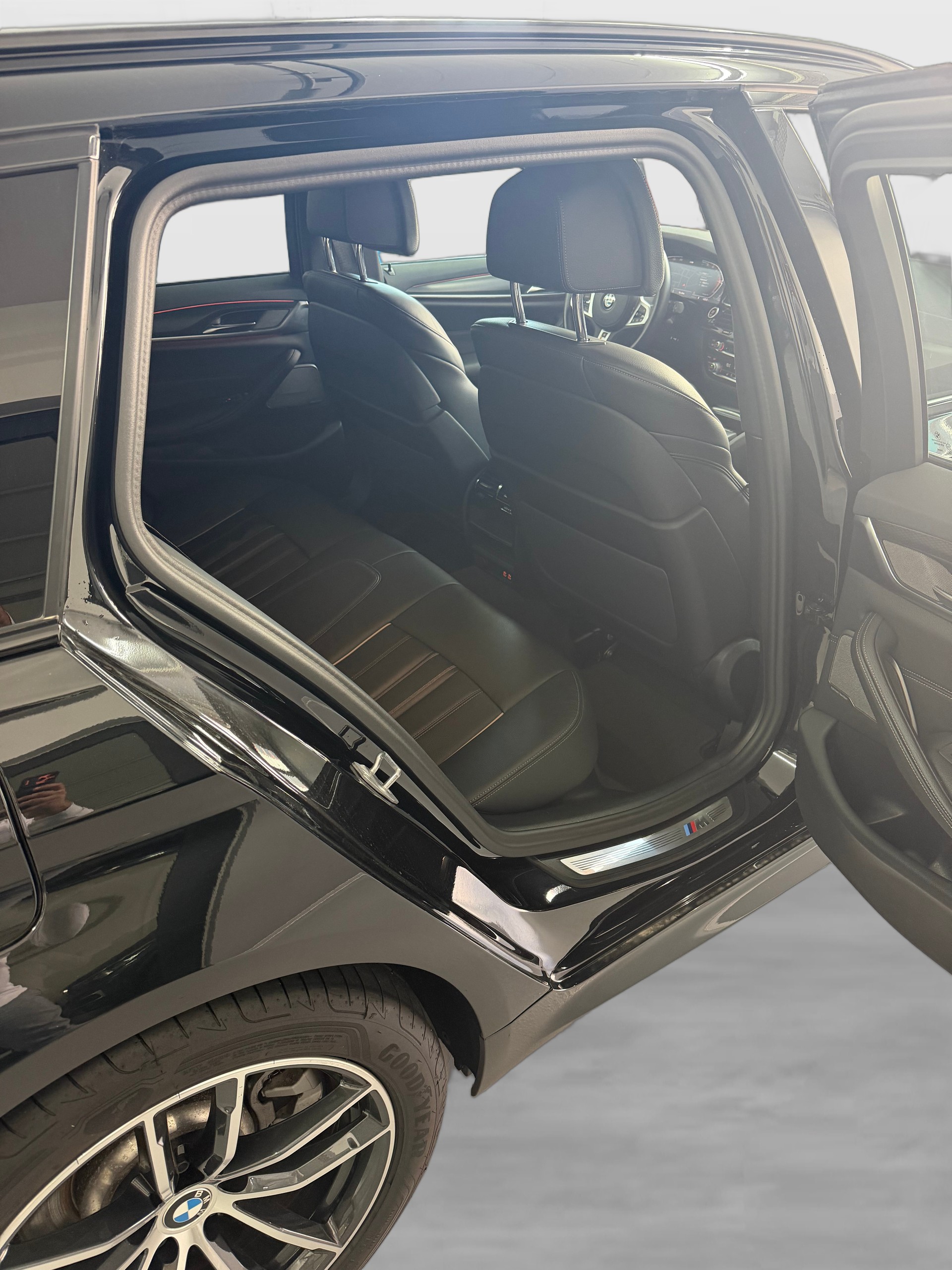 BMW 520d xDrive 48V Touring Pure M Sport Edition-image-11