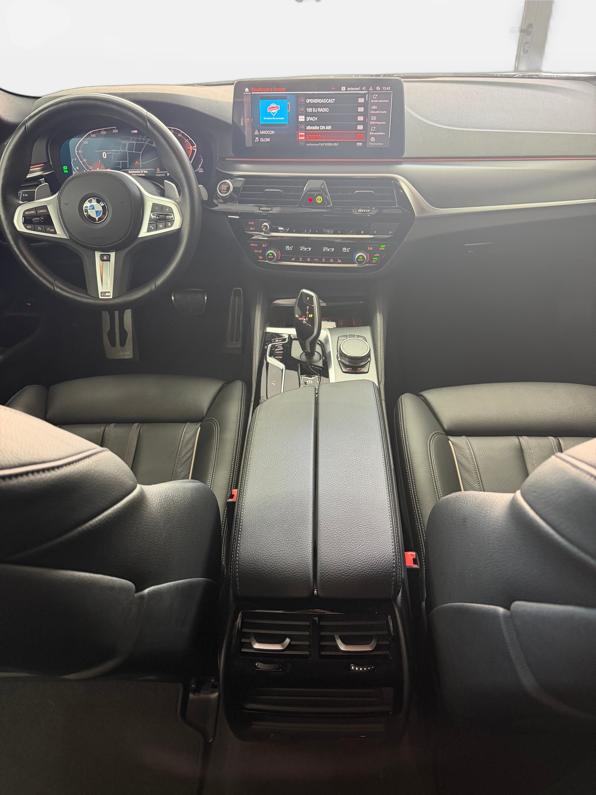 BMW 520d xDrive 48V Touring Pure M Sport Edition-image-8