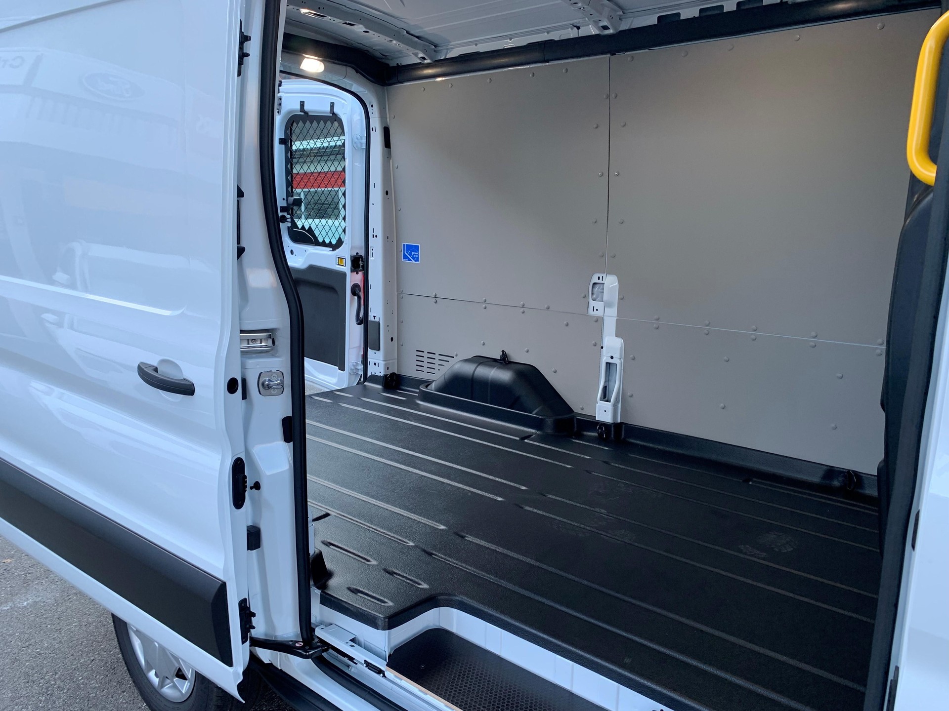 FORD E-Transit Van 350 L2H2 68kWh Trend-image-5