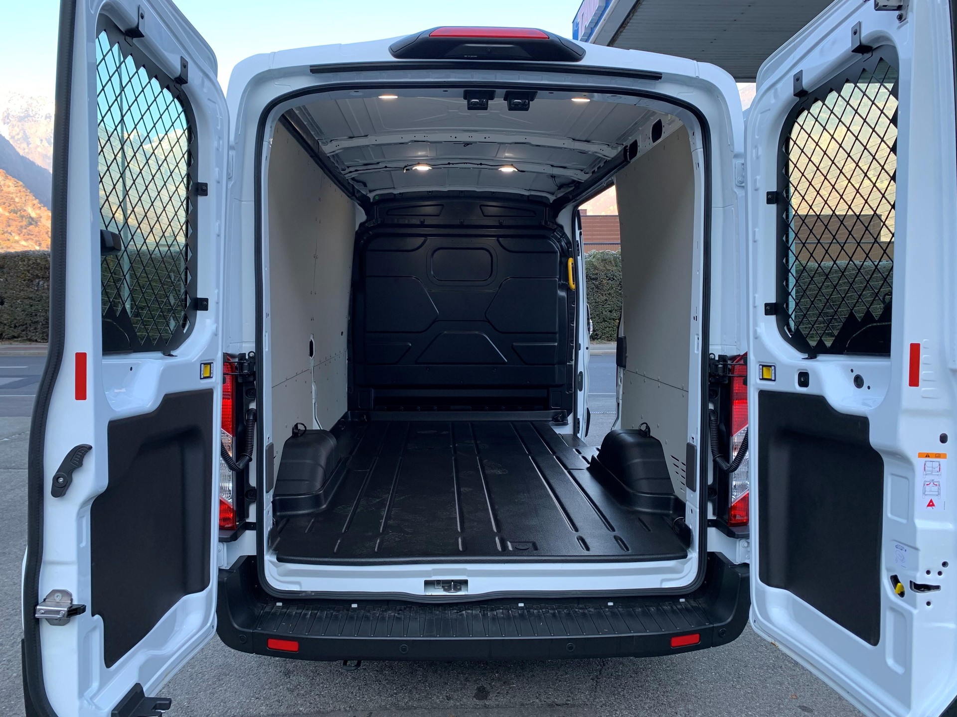 FORD E-Transit Van 350 L2H2 68kWh Trend-image-4