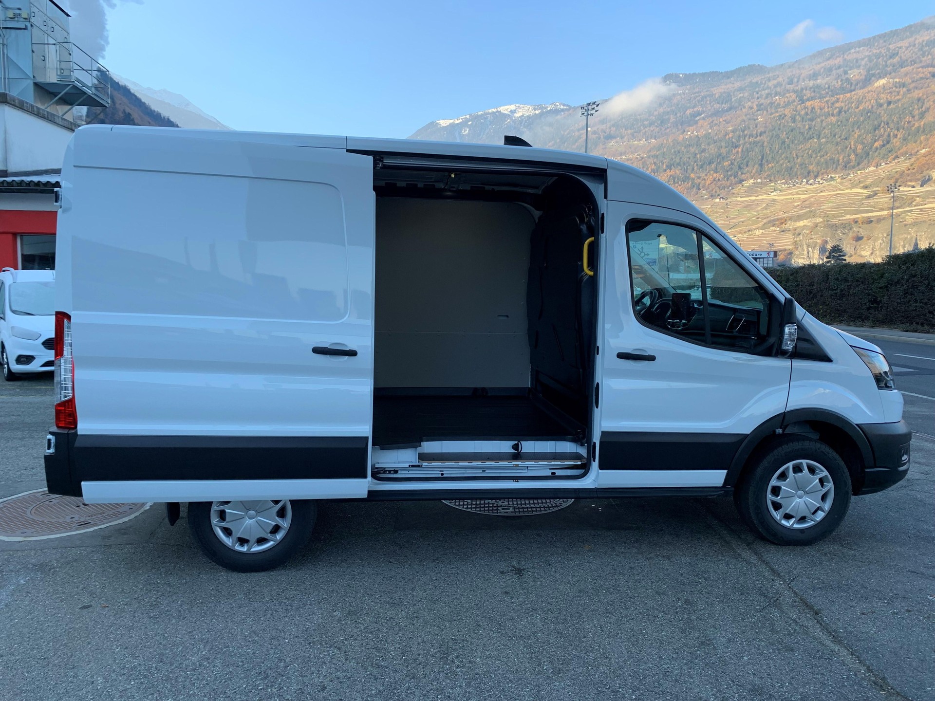FORD E-Transit Van 350 L2H2 68kWh Trend-showroom-element-2