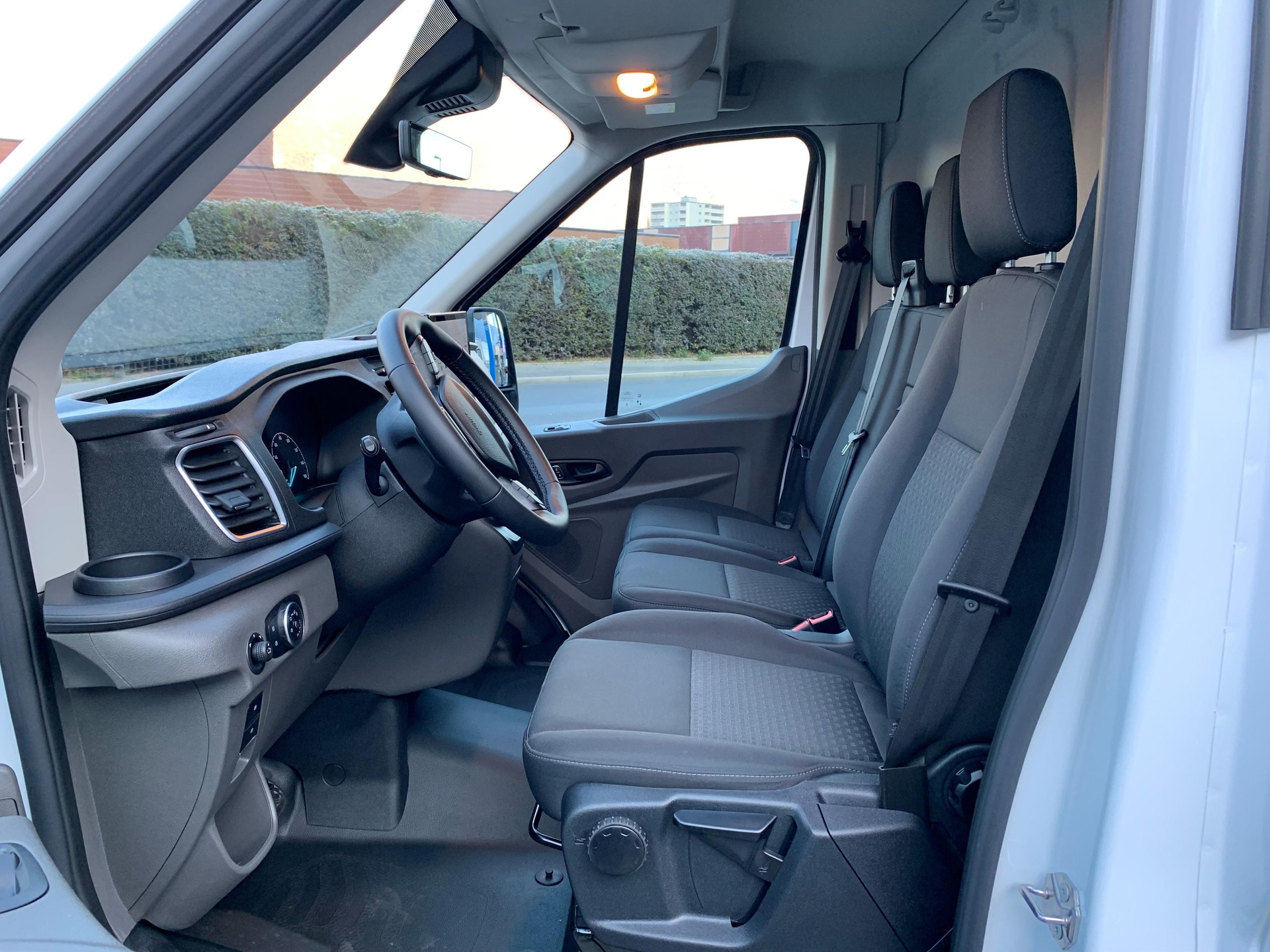 FORD E-Transit Van 350 L2H2 68kWh Trend-image-7