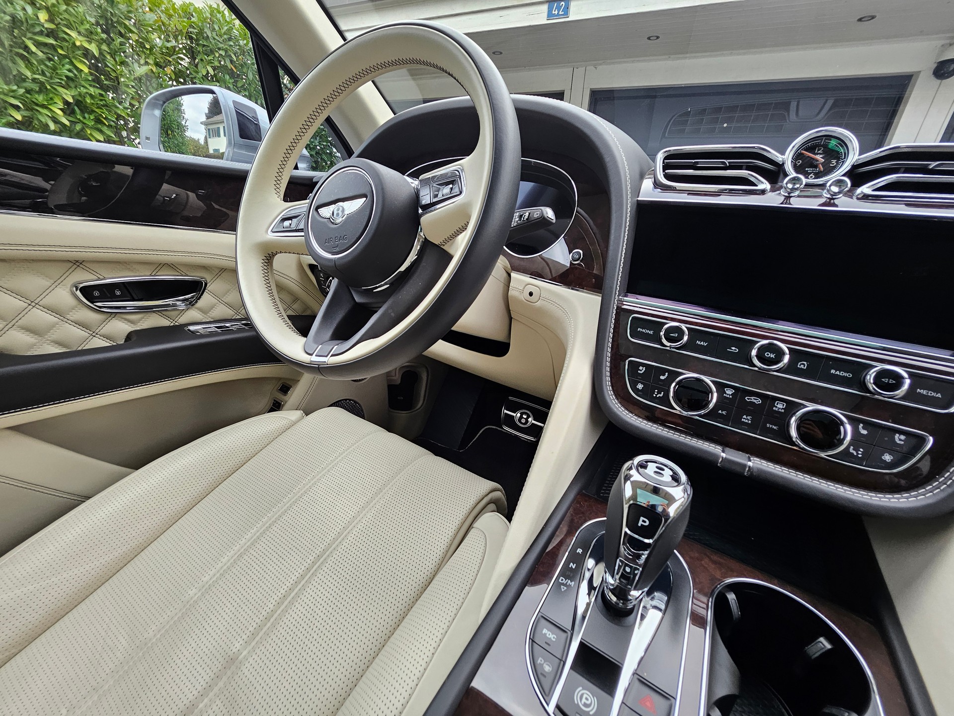 BENTLEY Bentayga V6 Hybrid First Edition-image-1