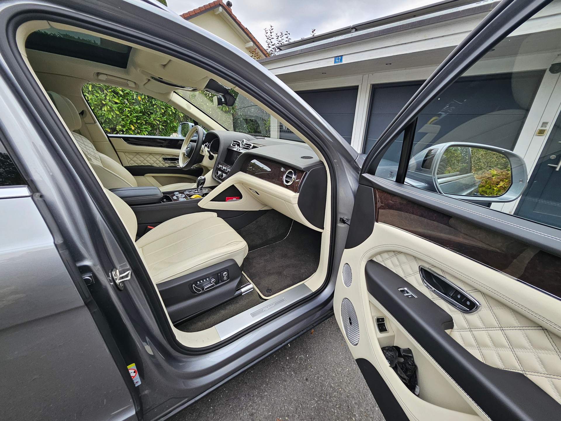 BENTLEY Bentayga V6 Hybrid First Edition-image-6
