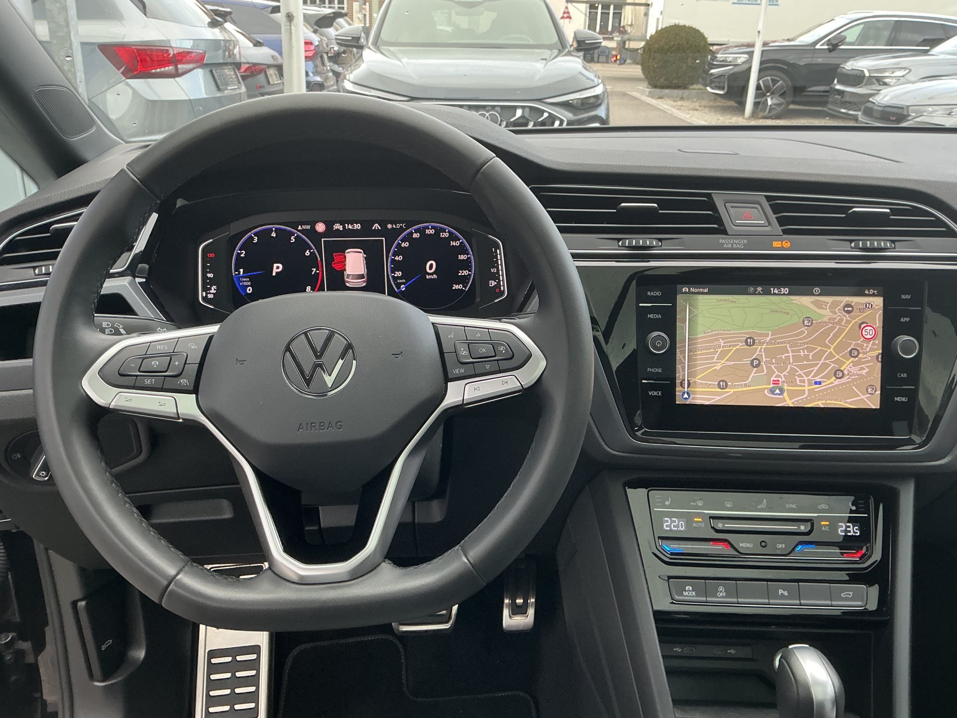 VW Touran 1.5 TSI DSG HIGHLINE R-LINE *** PANORAMAGLASDACH ***-image-9