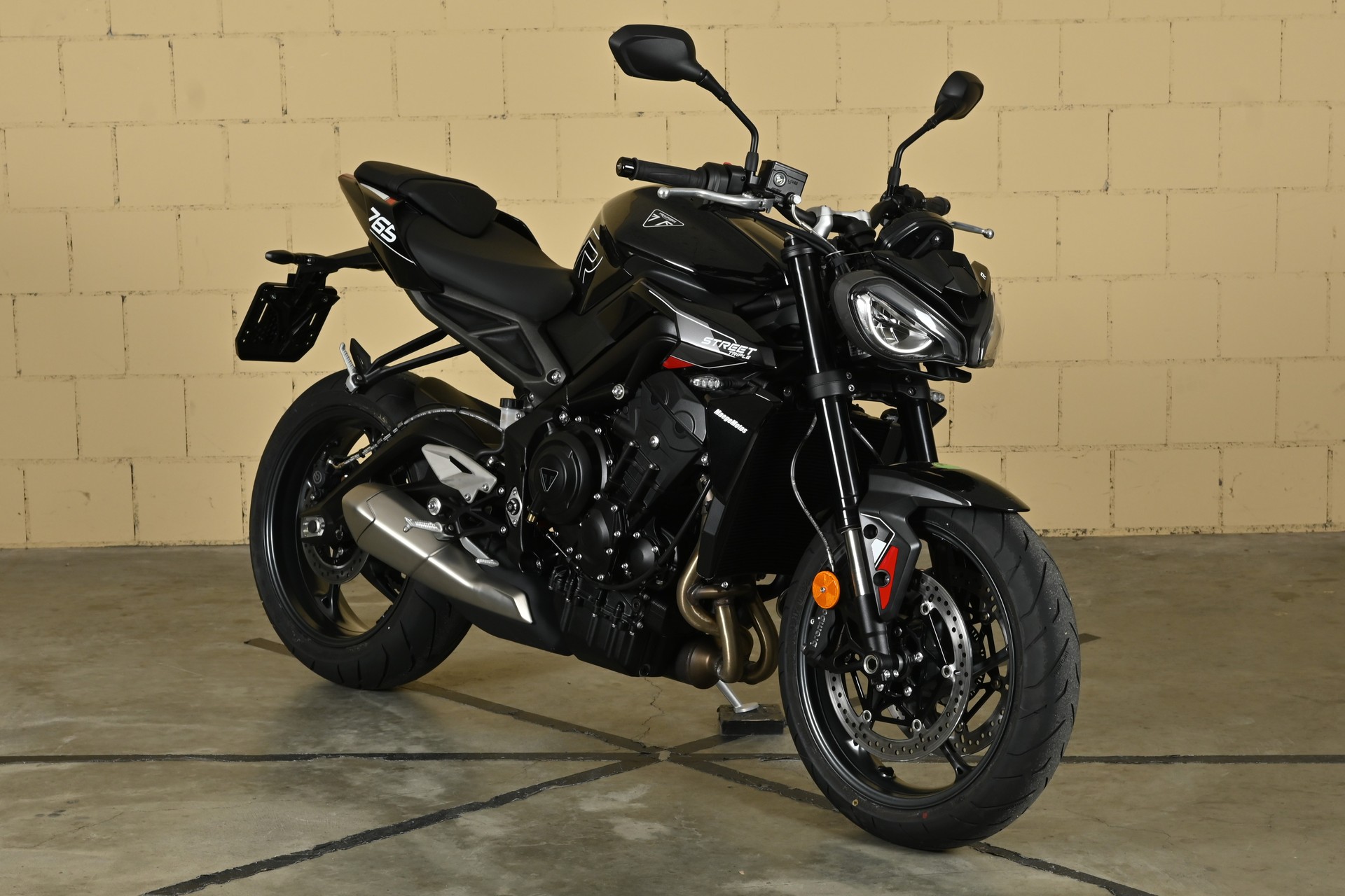 TRIUMPH 765 R-image-1