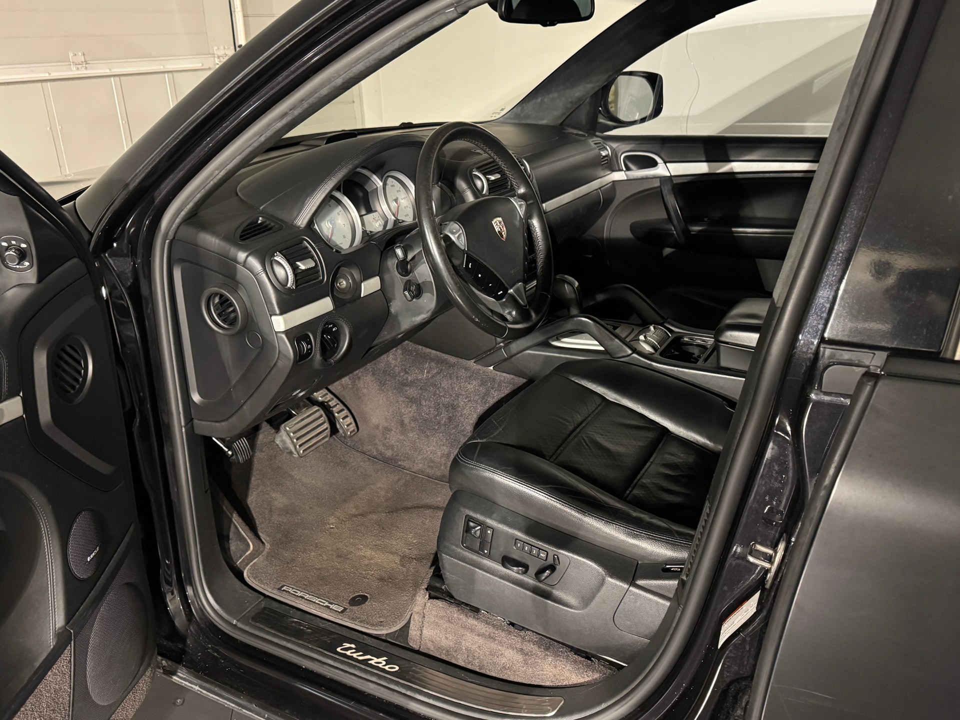 PORSCHE Cayenne Turbo-image-7
