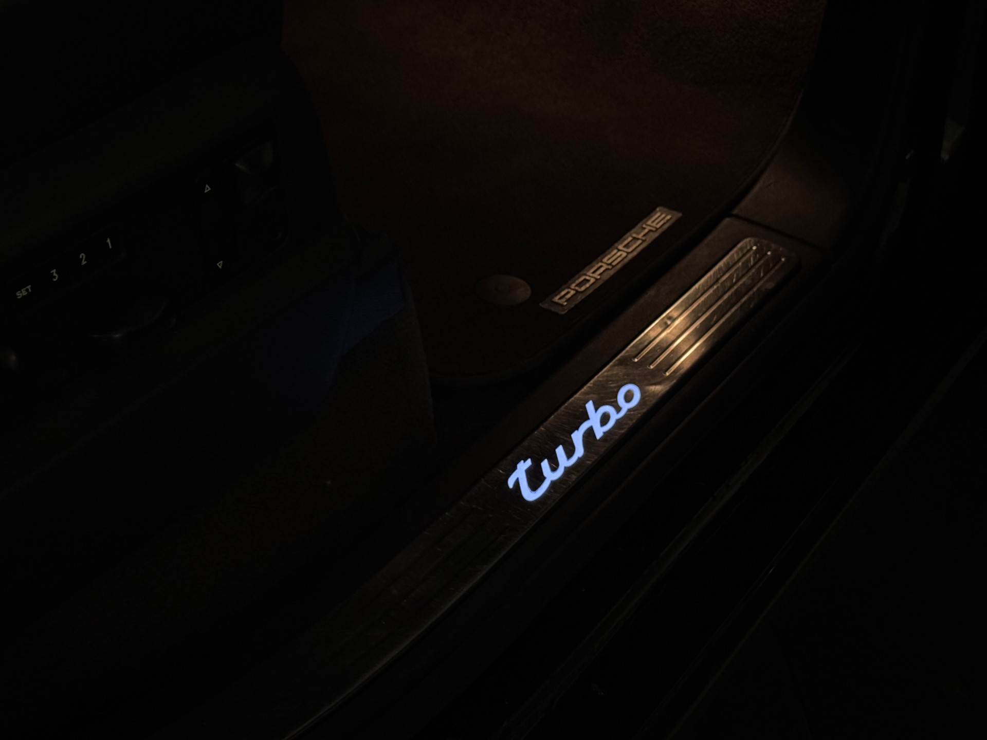 PORSCHE Cayenne Turbo-image-15