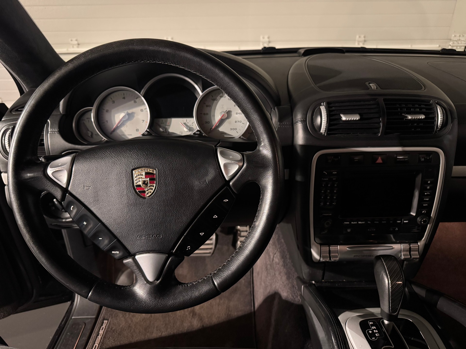 PORSCHE Cayenne Turbo-image-10