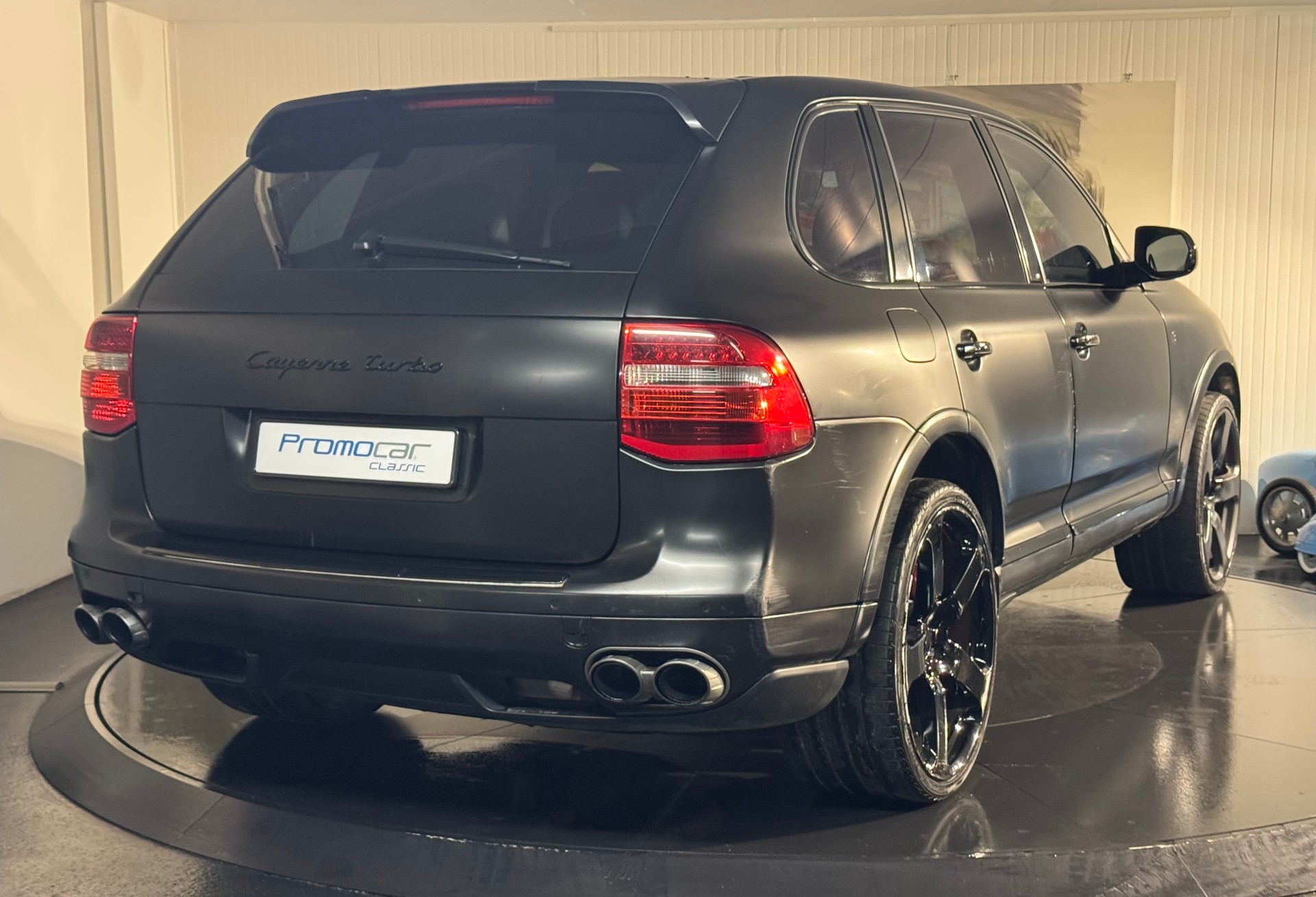 PORSCHE Cayenne Turbo-showroom-element-3