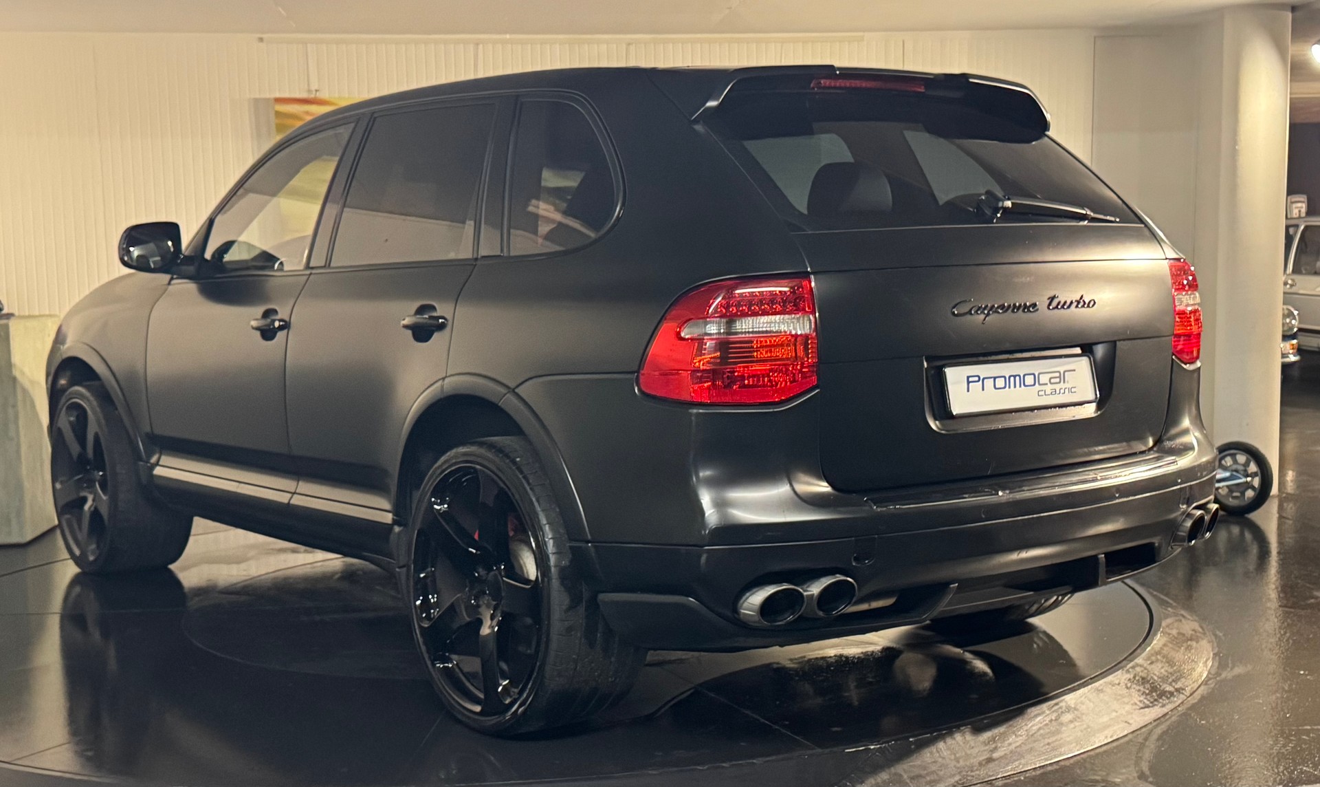 PORSCHE Cayenne Turbo-showroom-element-2