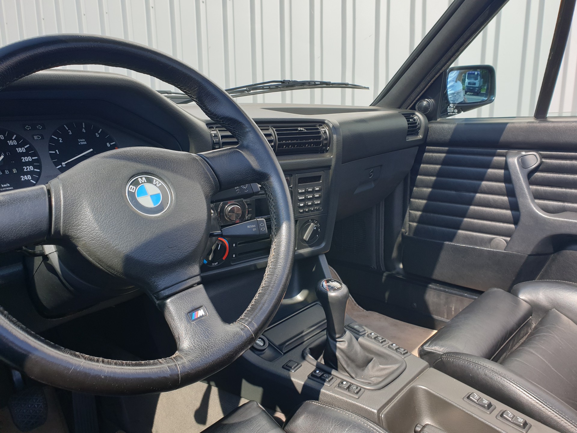 BMW 325i Cabrio-image-11