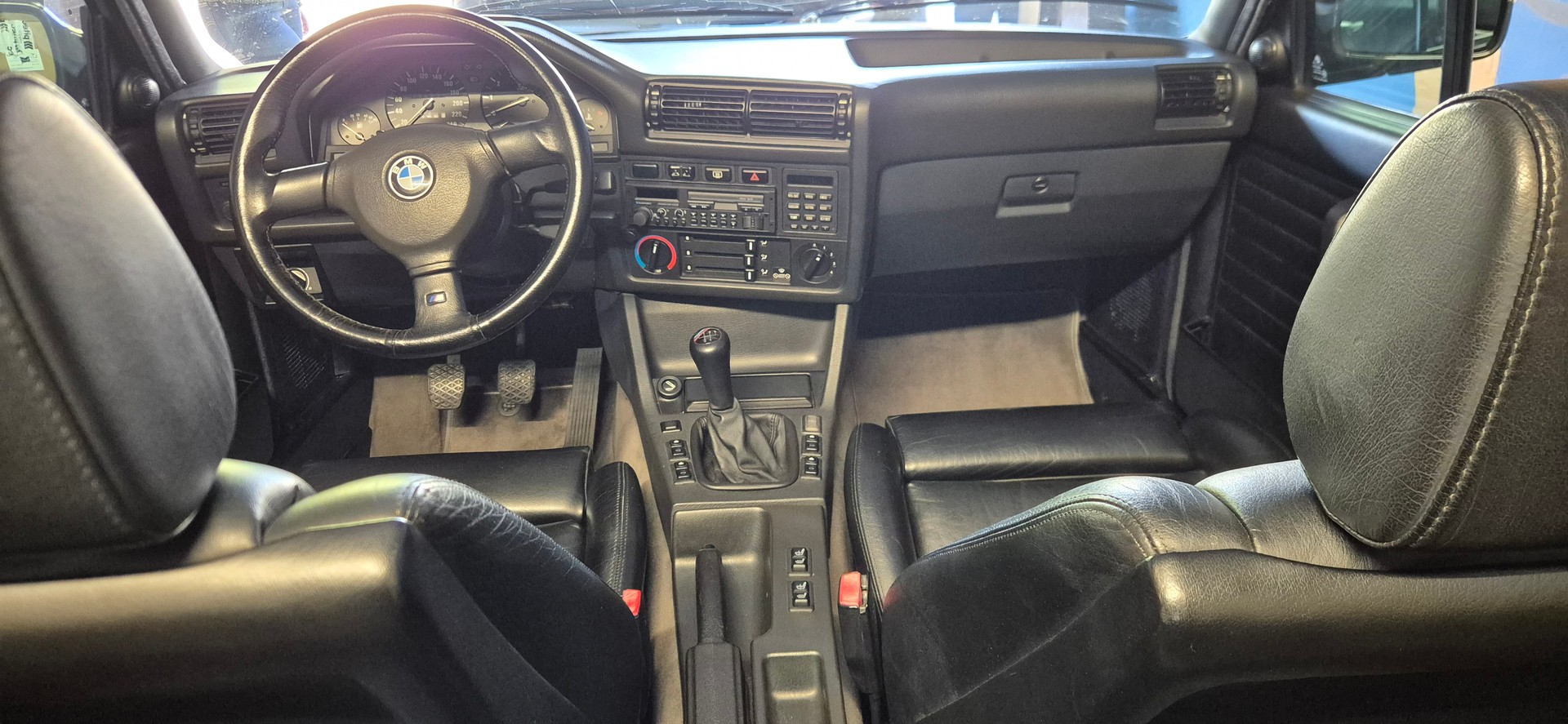 BMW 325i Cabrio-image-13